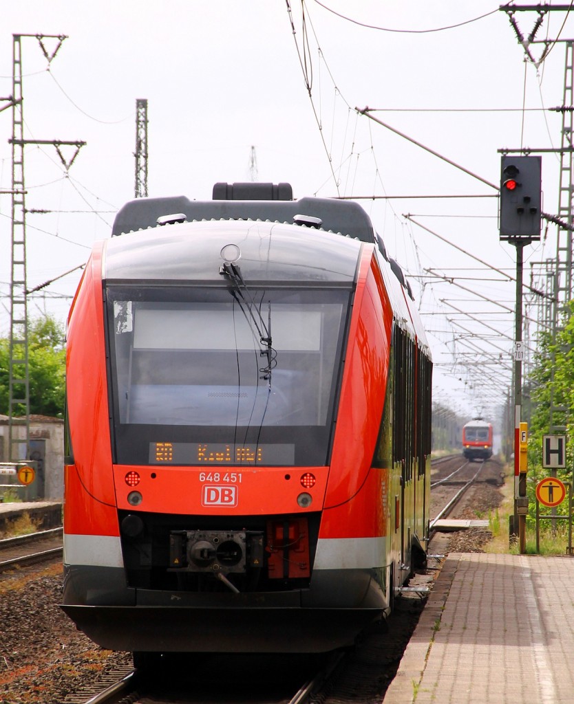 Version 1: Ein Zug im Bahnhof und auf dem selben Gleis kommt ihm einer entgegen...die werden doch nicht?...Nein,nix passiert...0648 451/951 nach Kiel musste gut 20min in Jübek warten da wegen einer Oberleitungsstörung das Regelgleis nach Flensburg zwischen Schleswig und Jübek nicht genutzt werden konnte und die RB nach Flensburg und ein Gz erstmal durchfahren mussten. Jübek 19.06.2014