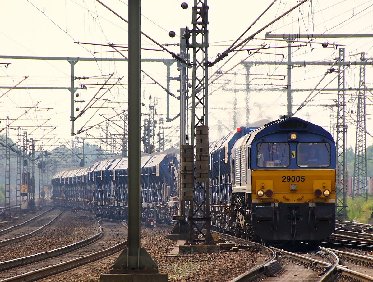 Version II: HHPI 29005  Ted Gaffney  oder 266 029-8 dieselt hier mit dem Baustoffwurm für den Bau der U-Bahn im Hamburger Hafen durch Hamburg-Harburg. 28.06.2014