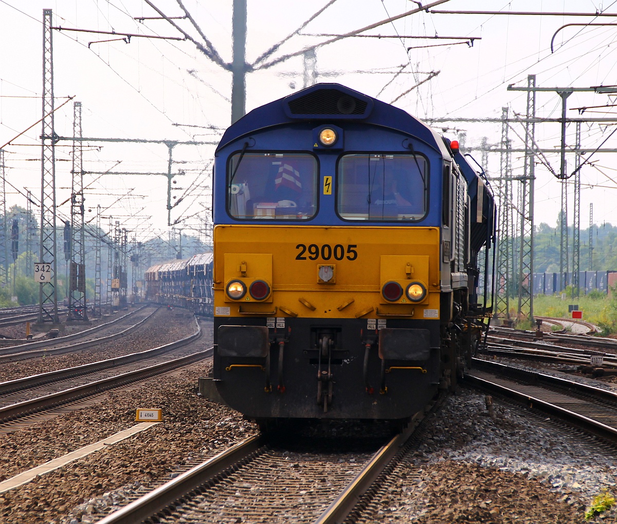 Version III: HHPI 29005  Ted Gaffney  oder 266 029-8 dieselt hier mit dem Baustoffwurm für den Bau der U-Bahn im Hamburger Hafen durch Hamburg-Harburg. 28.06.2014