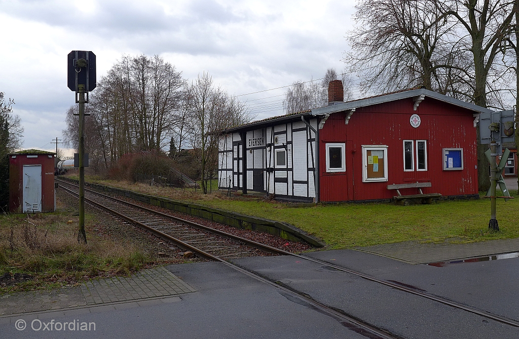 Verwaiste Bahnstation Eversen. Jetzige Nutzung des ehem. Bahnhofsgebäudes durch das DRK. 