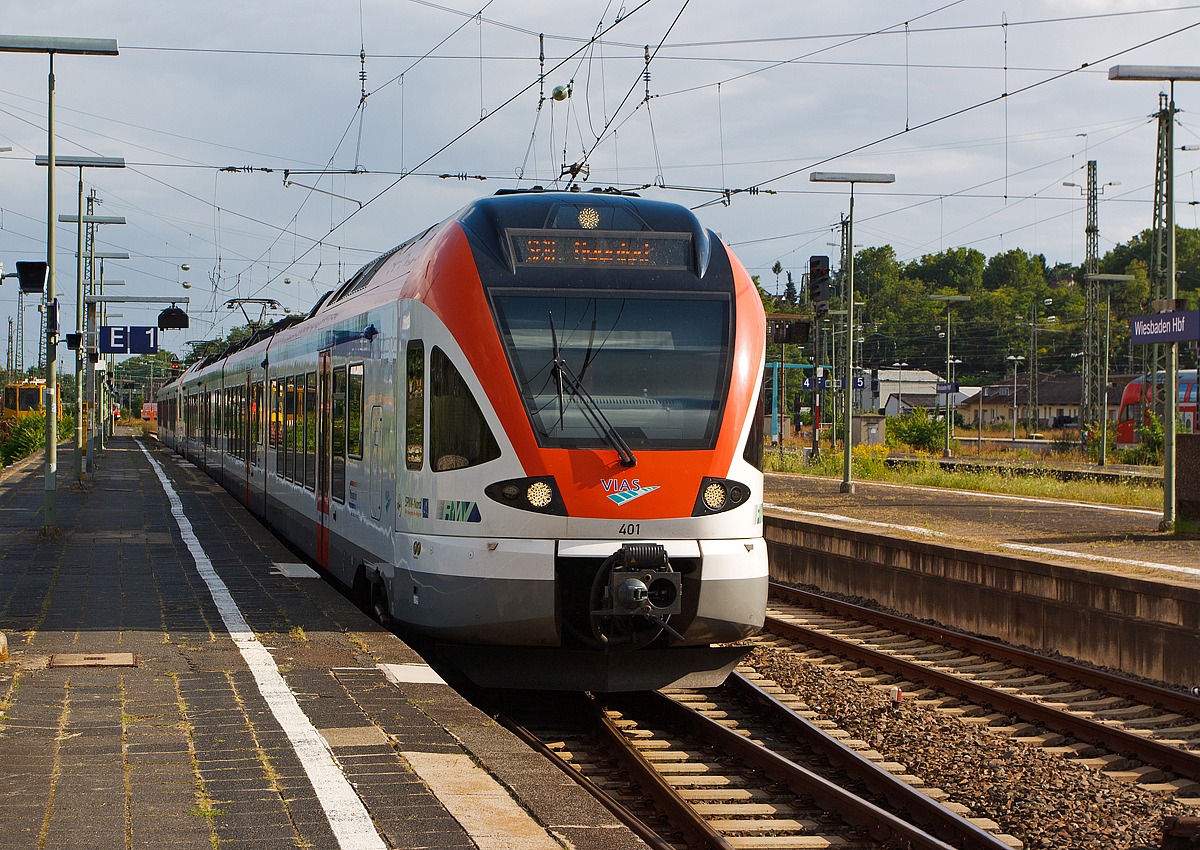 
VIAS 401 gekoppelt mit VIAS 302 (ein 4-teiliger und ein 3-teiliger Stadler FLIRT) fhrt, als SE 10  RheingauLinie  Frankfurt Hbf - Wiesbaden Hbf - Koblenz Hbf - Neuwied (Umlauf VIA 25078), am 11.08.2014 in den Hbf Wiesbaden ein.