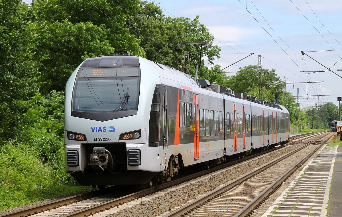 VIAS ex Abellio ET 25 2206 fährt aus Rheinhausen-Ost Richtung Norden aus 10.06.2022