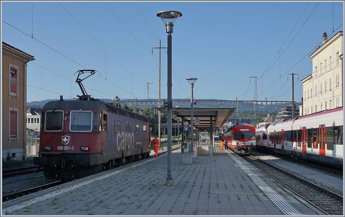 Viel Betrieb in Porrentruy: Auf Gleis 3 wartet die SBB Re 620 051-3 auf die Abfahrt Richtung Alle, auf Gleis 2 steht der CJ Regionalzug nach Bonfol und nur teilweise sichtbar warten zweie SBB RABE 523 auf ihre Abfahrt nach Olten (via Basel SBB) 

23. Juli 2019