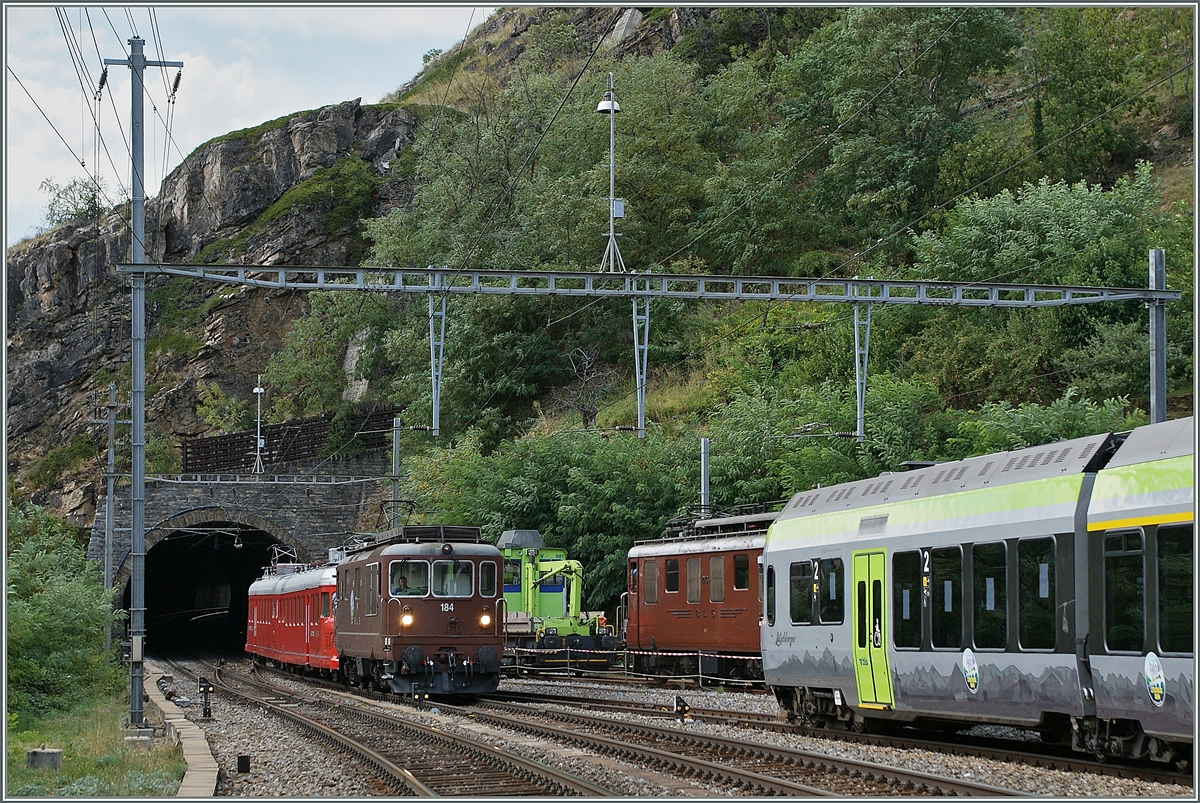 Viel BLS und etwas BLS: von rechts nach links:  Lötschberger , Ae 8/8, BLS Re 4/4 und im Schlepp der SBB RAe 4/8 1021  Churchill 
100 Jahre BLS.
Ausserberg, den 7. Sept. 2013