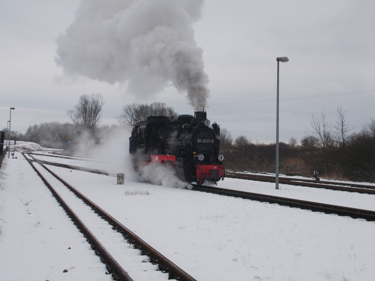 Viel Dampf lie� 99 4633,am 17.Januar 2016,in Putbus ab.