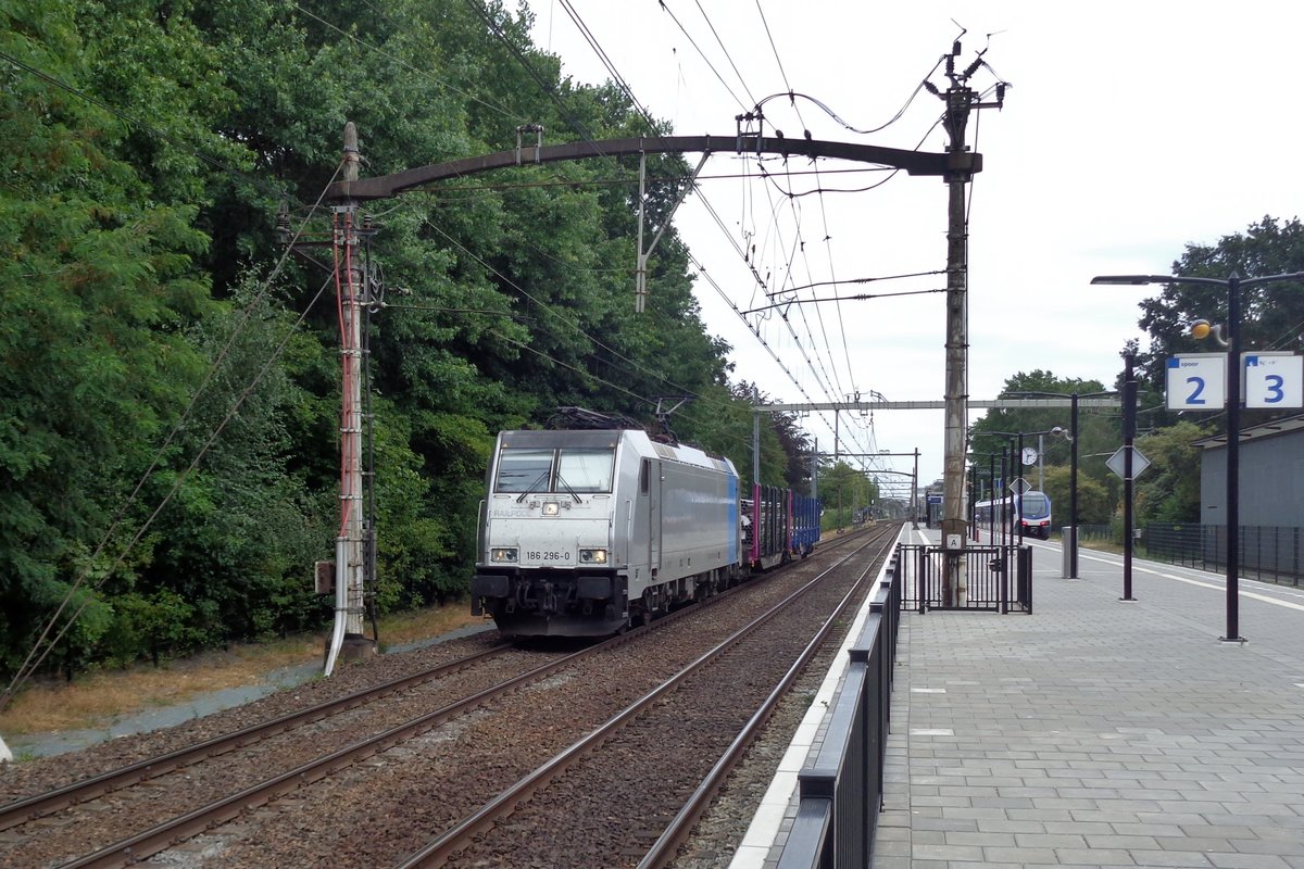 Viel kurzer bekomt Mann sie nicht: Railpool 186 296 mit ganze zwei Guterwagen durchfahrt am 29 Juli 2018 Tilburg-Universiteit.