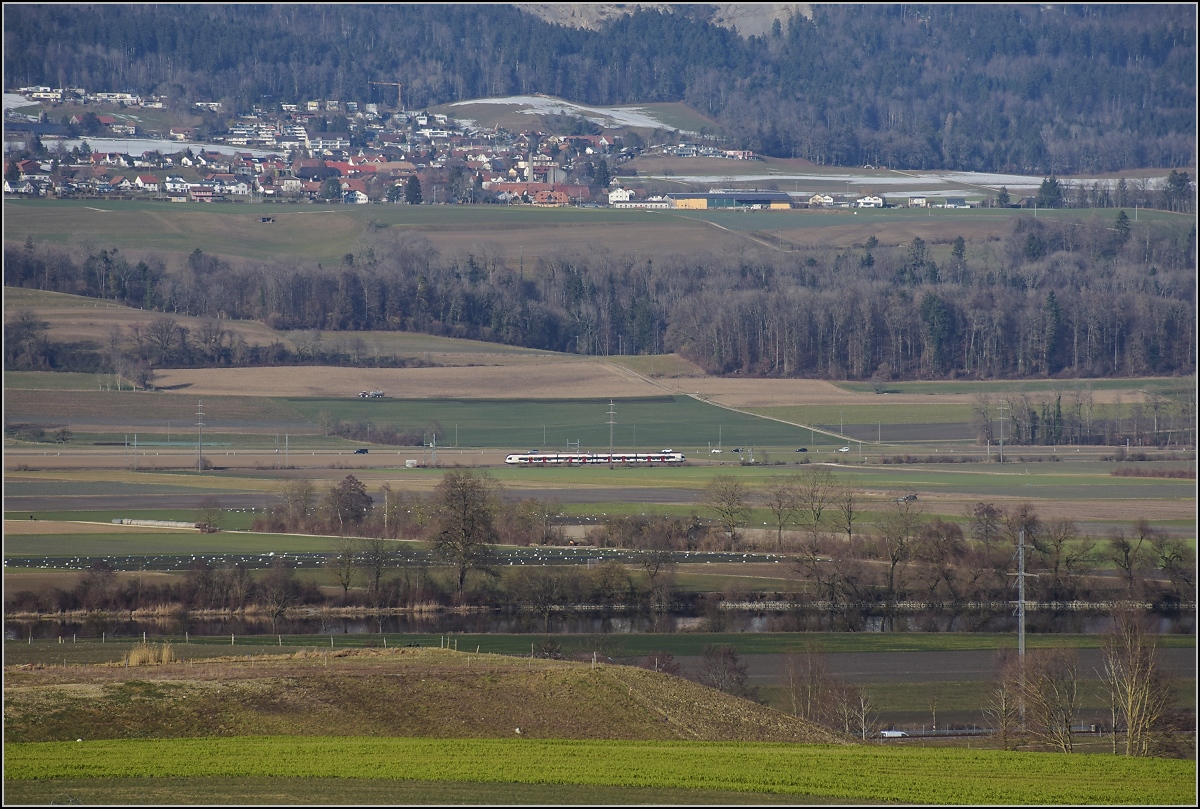 Viel Landschaft, wenig Zug am Jura.

Ein Flirt auf der Jurasüdfusslinie unterhalb Bettlach. Januar 2022.