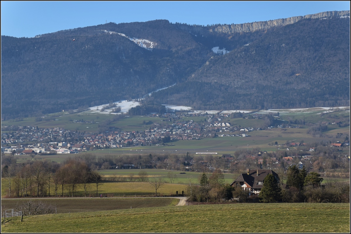 Viel Landschaft, wenig Zug am Jura.

Ein Flirt auf der Jurasüdfusslinie zwischen Bettlach und Selzach. Oben die Wandflue. Januar 2022. 