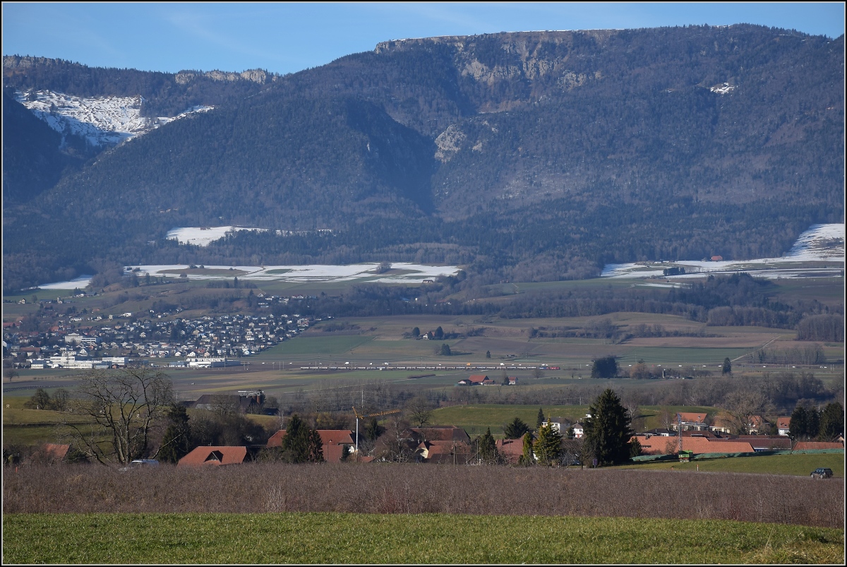 Viel Landschaft, wenig Zug am Jura. 

Re 10/10 zwischen Selzach und Bellach mit einem Kesselwagenzug. Januar 2022. 