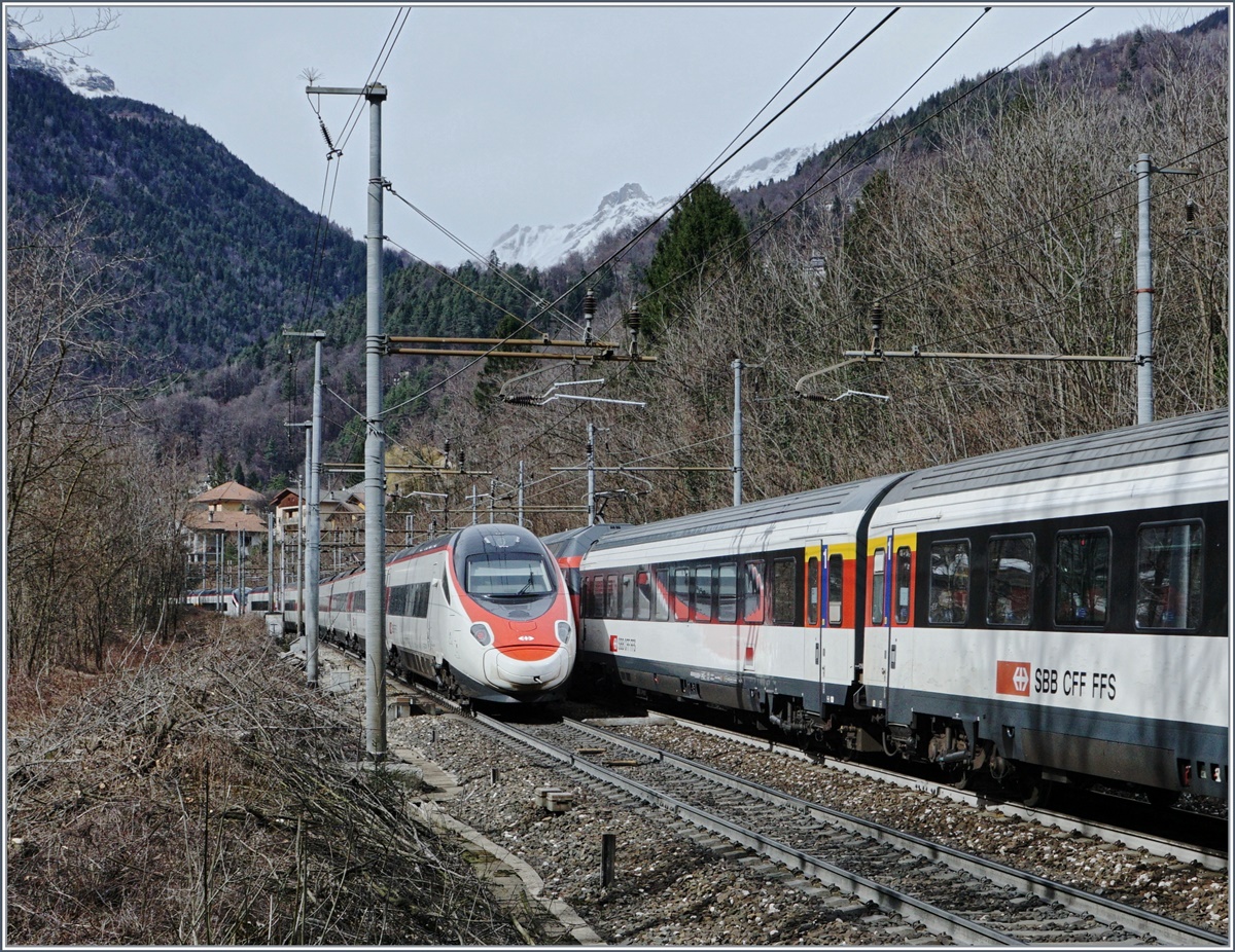 Viel Verkehr im engen Tal bei Varzo an der Simplon Sürdrampe: ein SBB RABe 503 (ETR 610) auf dem Weg nach Basel und ein IR auf dem Weg nach Domodossola.
1. März 2017