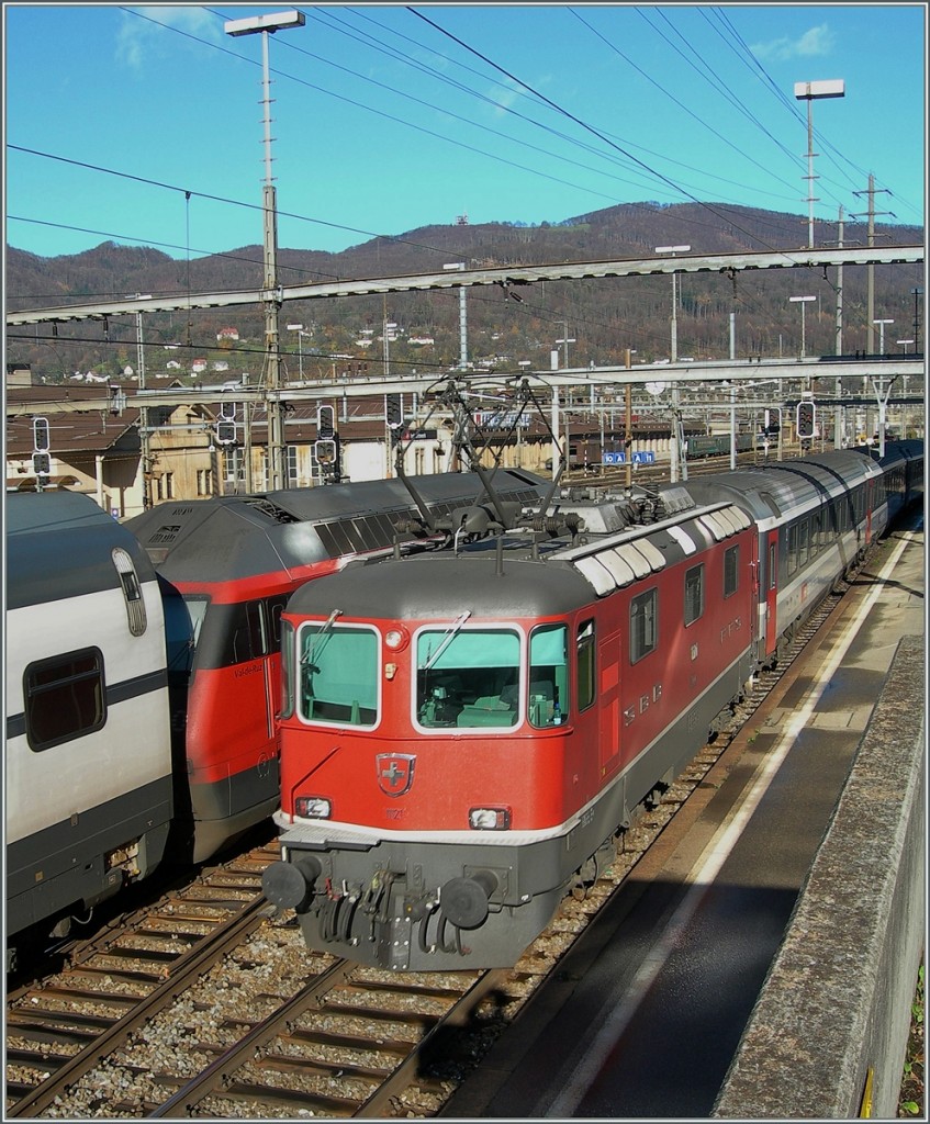 Viel Verkehr in Olten: Re 4/4 II 11121 mit einem Schnellzug Richtung Tessin fährt auf Gleis 12 ein.
22. Nov. 2006 