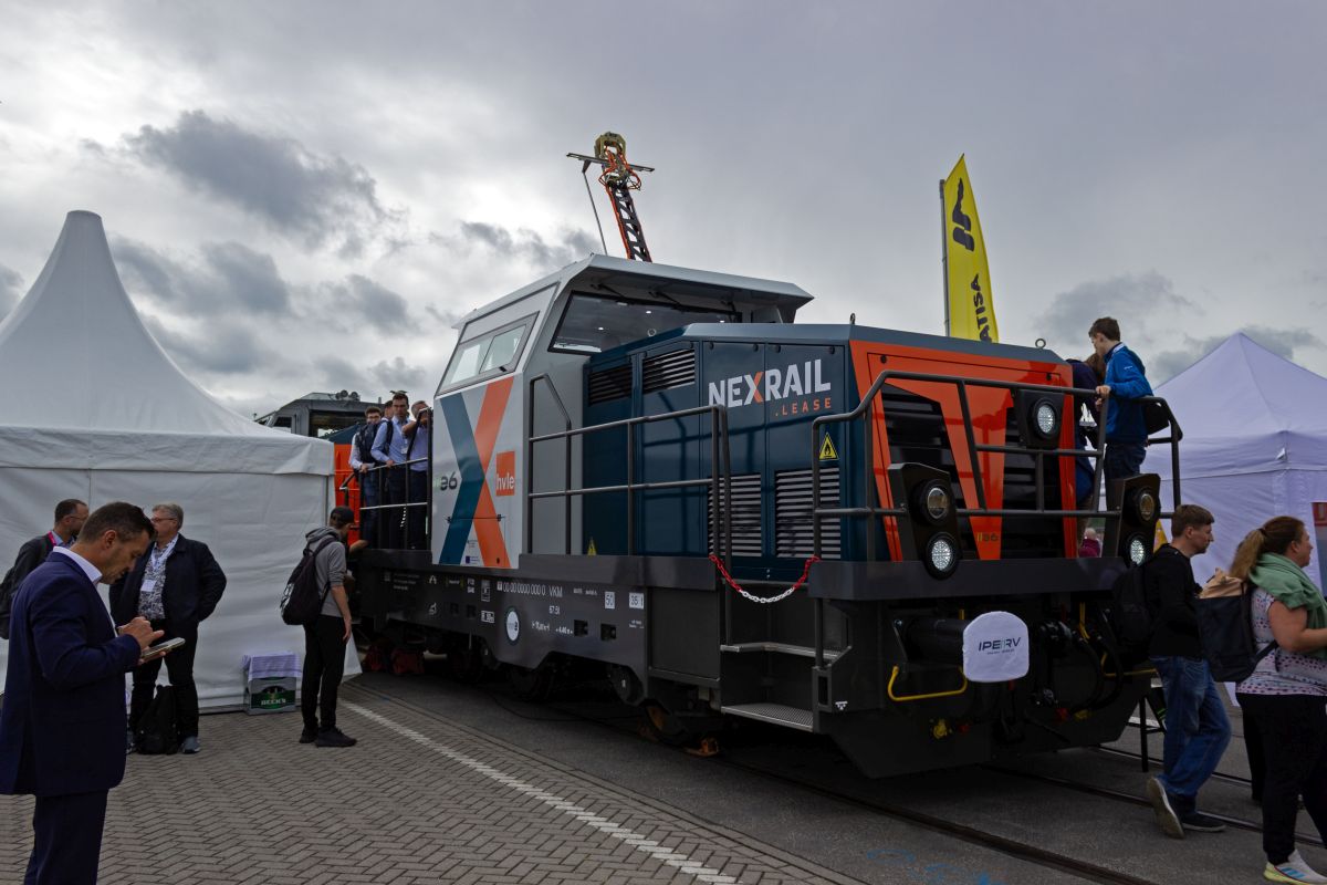 Viele auf der InnoTrans ausgestellte Lokomotiven sind in ihrer Entwicklung sehr weit fortgeschritten oder bereits zugelassen. Dieses Fahrzeug hat diesen Weg noch vor sich. Die Leasing-Firna Nexrail pr�sentierte eine batterie-elektrische Rangierlokomotive, die in den n�chsten Jahren zur Serienreife entwickelt werden soll. �hnlich wie verschiedene E-Busse soll diese Lok nur im Stand aufgeladen werden und dann mindestens eine Stunde unabh�ngig von externer Stromversorgung rangieren k�nnen.