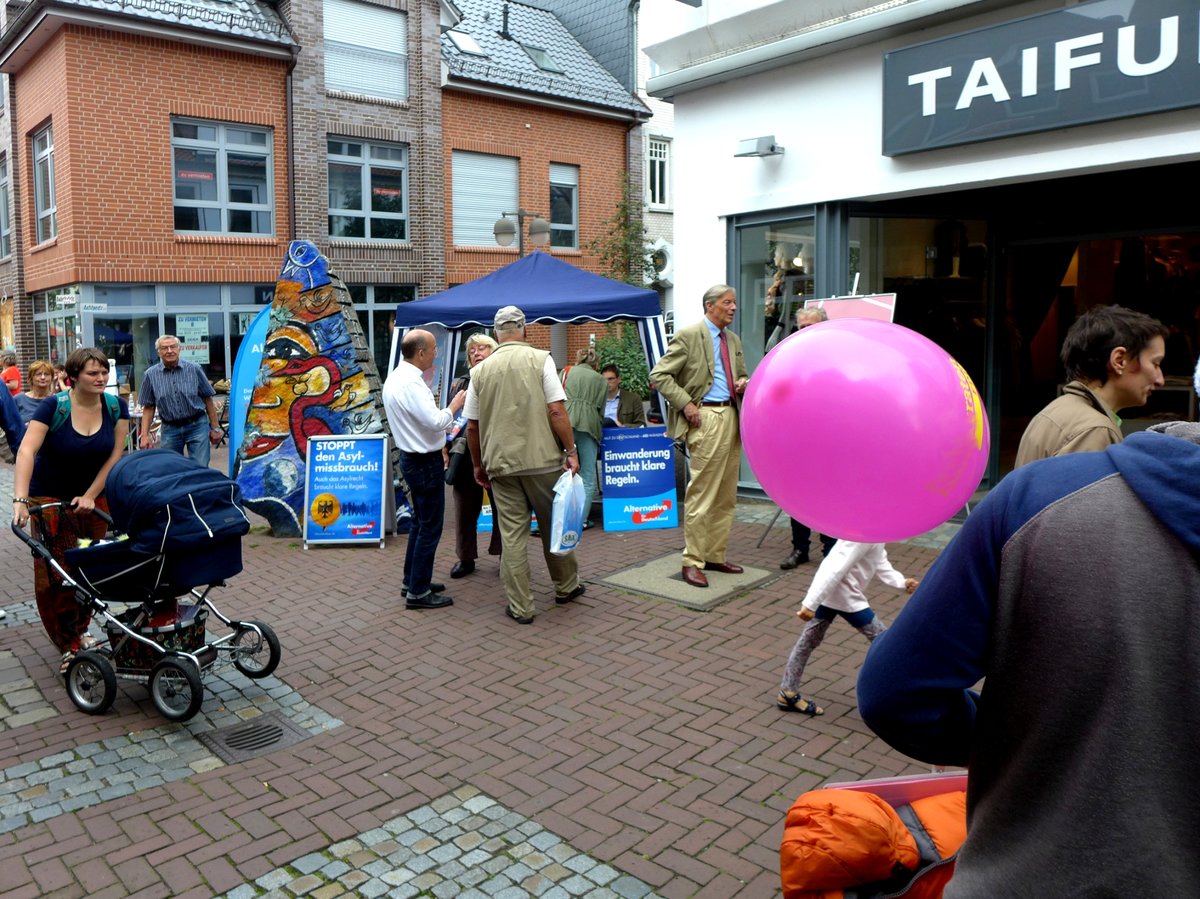 Viele Menschen unterwegs an einem Samstag in der Üelzener Fußgängerzone.