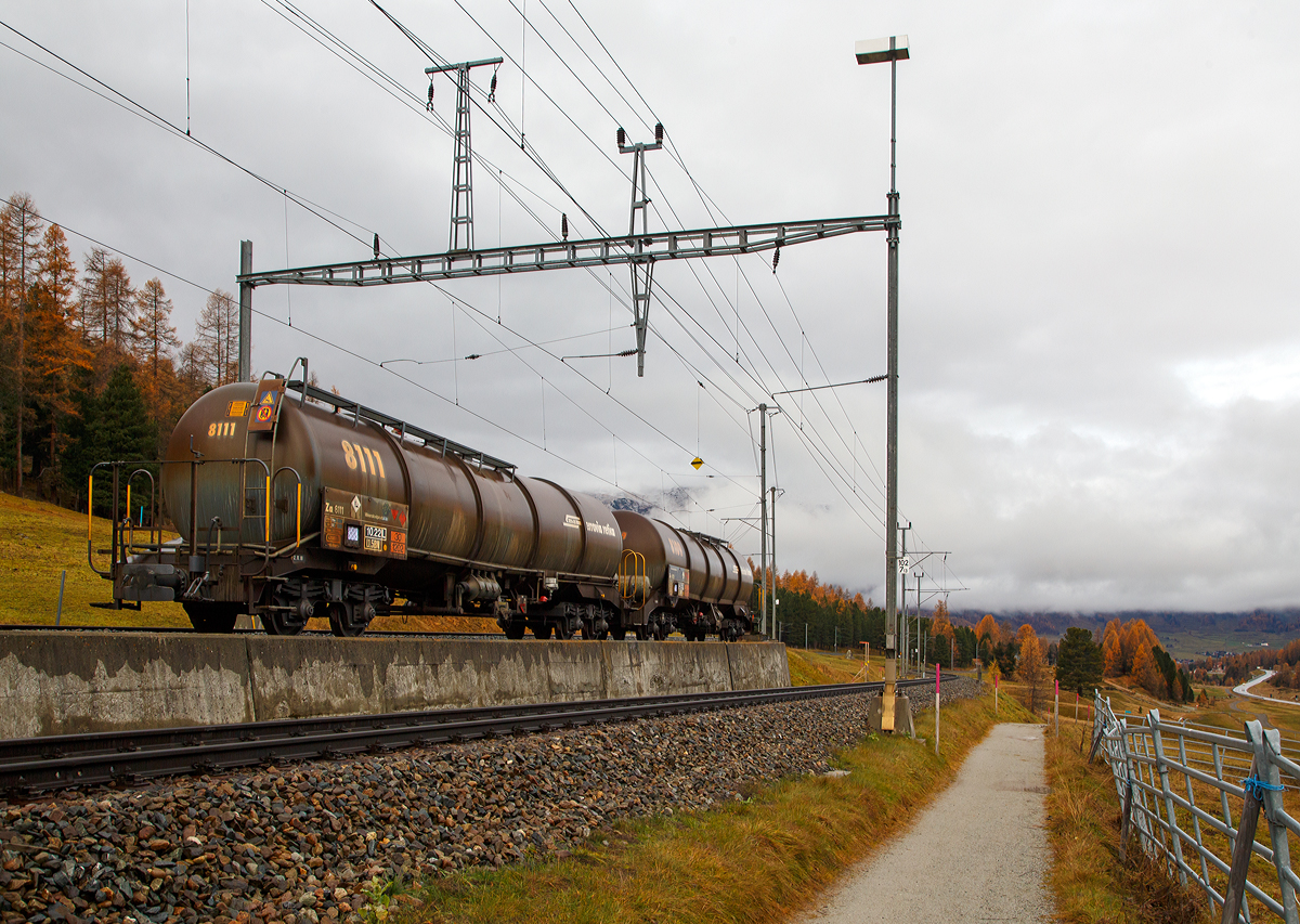 Vierachsige Schmalspur Drehgestell-Kesselwagen RhB Za 8111 und RhB Za 8109 fr Heizl/Diesel, abgestellt am 02.11.2019 in Pontresina.

Die Minerallkesselwagen des Typs Za der Serie 8105 – 8113 drfen bis maximal 95% des Fassungsvermgens gefllt werden. Dies entspricht bei einem Kesselwagen mit einem Ladevolumen von 42.000 Liter einer maximalen Fllung von 38.000 Liter bzw. 32 Tonnen.
Smtliche Kesselwagen haben von beiden Seiten ein Geflle gegen die Wagenmitte, um eine vollstndige Leerung zu gewhrleisten.

TECHNISCHE DATEN:
Inbetriebnahme Jahr:  2002 bis 2003
Spurweite: 1.000 mm
Lnge ber Puffer: 13.880 mm
Drehzapfenabstand: 8.800 mm 
Achsabstand im Drehgestell: 1.400 mm
Eigengewicht: 14 t
Ladegewicht: 32 t
Kesselinhalt (Ladevolumen): 42.000 Liter
