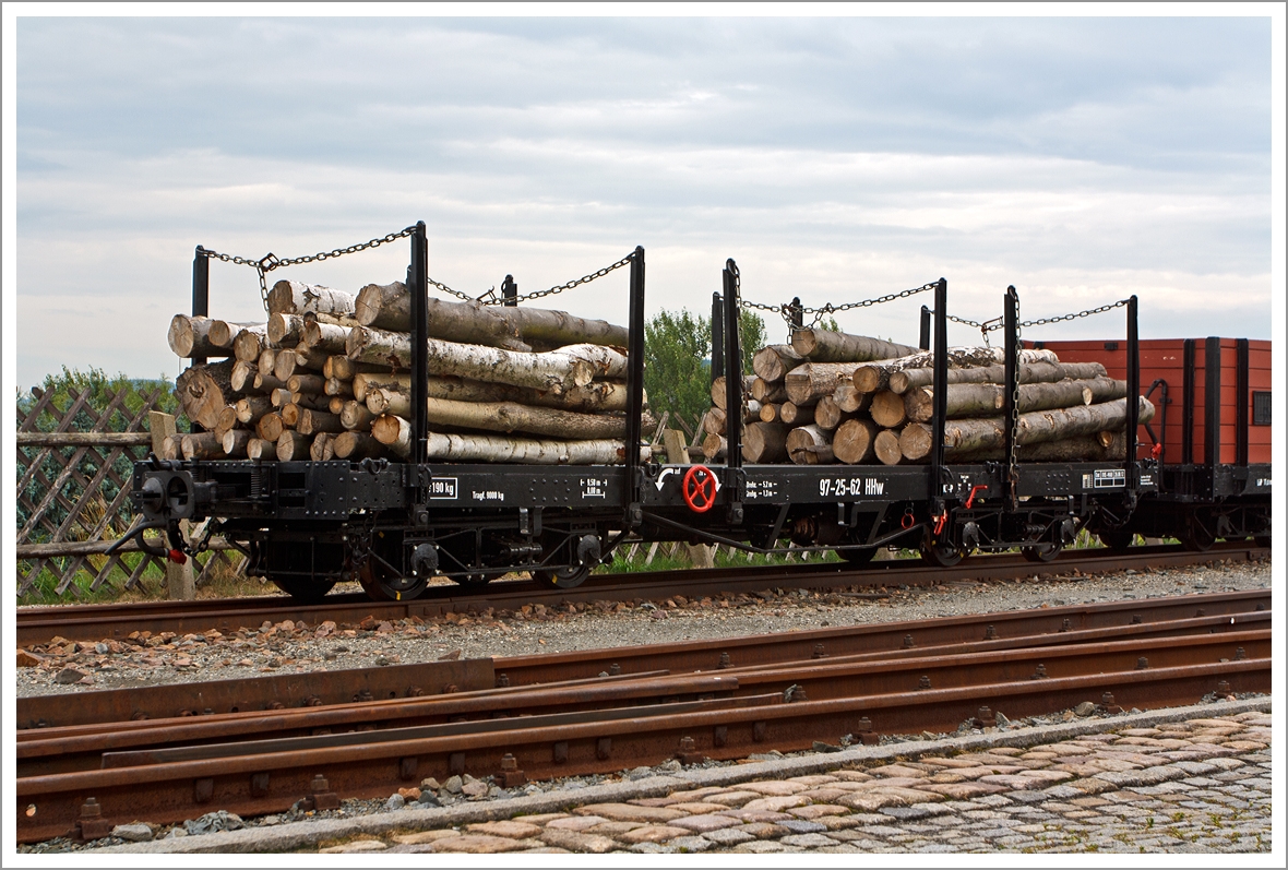 Vierachsiger 750mm-Schmalspur-Drehgestell-Flachwagen mit Rungen der Gattung HHw der Fichtelbergbahn (SDG Sächsische Dampfeisenbahngesellschaft mbH) Betriebsnummer 97-25-62, abgestellt am 26.08.2013 beim Bahnhof Cranzahl.

Technische Daten:
Spurweite: 750 mm
Baujahr: 1926 in Zwickau
Länge über Kupplung: 9.500 mm
Länge der Ladefläche: 8.000 mm
Eigengewicht: 7.190 kg
Tragfähigkeit: 9.000 kg
Drehzapfenabstand: 5.200 mm
Achsabstand im Drehgestell: 1.300 mm
Kupplungstyp: Scharfenbergkupplung