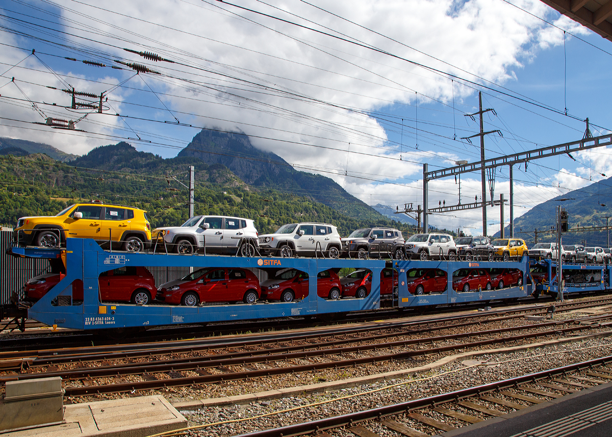 
Vierachsiger Doppelstock-Autotransportwagen der Gattung Laaers 365 der SITFA - Societ Italiana Trasporti Ferroviari Autoveicoli S.p.A. (Italien) eingestellt als 23 83 4363 624-3 I-SITFA  am 20.06.2016 im Zugverband bei der Durchfahrt im Bahnhof Brig (CH). 

TECHNISCHE DATEN:
Gattung: Laaers (Bauart 365)
Spurweite: 1.435 mm
Anzahl der Achsen: 4 
Laufraddurchmesser (neu): 760 mm
Lnge ber Puffer : 31.000 mm
Ladelnge :  30.160 mm (unten) / 30.480 mm (oben)
Ladebreite : 2.840 (zwischen den Sulen)
Hchstgeschwindigkeit: 100 km/h (120 km/h leer)
Eigengewicht: ca. 34.000 kg
Nutzlast: 20,0 t (unten max. 10 t / oben max. 10 t)
Abstand der ueren Radstze: 22.300 mm (9.000 / 6.500 / 9.000 mm) Verwendungsfhigkeit: RIV
Kleinster befahrb. Gleisbogenhalbmesser: 75 m