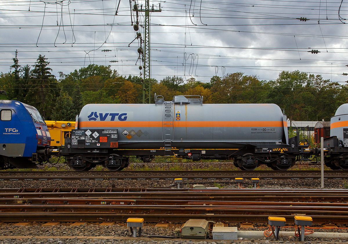 
Vierachsiger Drehgestell-Druckgaskesselwagen der Gattung Zagns, 33 80 7809 287-5 D-VTG, der VTG AG mit dem Ladegut Chlor (Gefahrgutnummer 265/1017 am 04.09.2020 im Zugverbund bei einer Zugdurchfahrt in Koblenz-Lützel.

TECHNISCHE DATEN (gem. Anschriften) :
Spurweite: 1.435 mm
Achsanzahl: 4 (in 2 Drehgestelle)
Länge über Puffer : 14.070 mm
Drehzapfenabstand: 9.030 mm
Achsabstand im Drehgestell: 1.800 mm
Höchstgeschwindigkeit: 100 km/h
Eigengewicht: 26.163 kg
Nutzlast: 63,8 t (bei Streckenklasse D)
Gesamtvolumen: 53.000 Liter
Intern. Verwendungsfähigkeit: RIV
Bauart der Bremse: KE – GP - A
Tankcode:  P22DH / Sondervorschrift TE 22 und TE 25 (Überpufferungsschutz durchTankschutzschild)
P =Tank für verflüssigte oder unter Druck gelöste Gase
22= Mindestberechnungsdruck 22 bar
D = Tank mit obenliegenden Öffnungen ohne Öffnungen unterhalb des Flüssigkeitsspiegels
H = luftdicht verschlossener Tank
