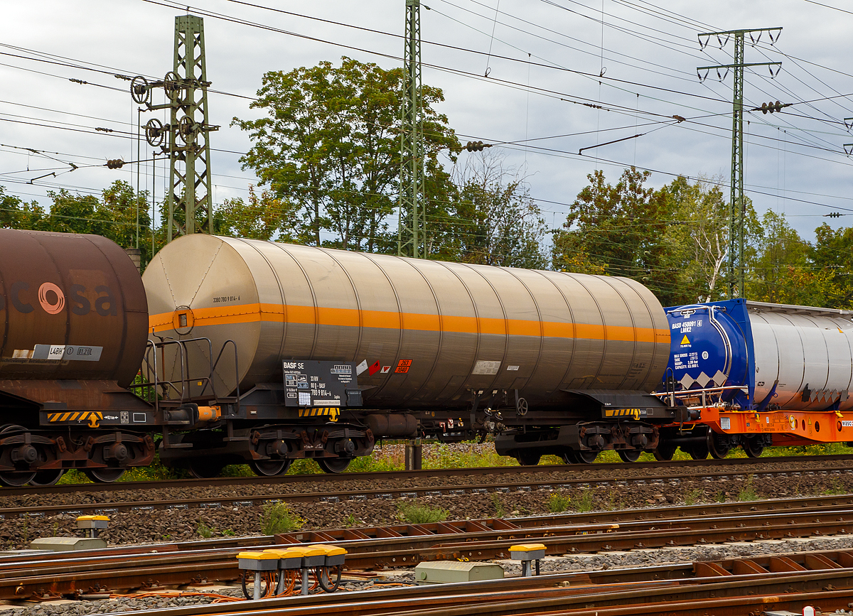 
Vierachsiger Drehgestell-Druckgaskesselwagen (wärmeisoliert) der Gattung Zagkks, 33 80 7809 814-6 D-BASF, der BASF mit dem Ladegut Ethylenoxid mit Stickstoff (Gefahrgutnummer 263/1040 am 04.09.2020 im Zugverbund bei einer Zugdurchfahrt in Koblenz-Lützel.

TECHNISCHE DATEN (gem. Anschriften) :
Spurweite: 1.435 mm
Achsanzahl: 4 (in 2 Drehgestelle)
Länge über Puffer : 16.060 mm
Drehzapfenabstand: 10.160 mm
Achsabstand im Drehgestell: 1.800 mm
Höchstgeschwindigkeit: 100 km/h
Kleinster befahrbarer Gleisbogen: R 36 m
Eigengewicht: 28.480 kg
Nutzlast: 61,5 t (bei Streckenklasse D)
Gesamtvolumen: 80.770 Liter
Prüfdruck: 15 bar
Intern. Verwendungsfähigkeit: RIV
Bauart der Bremse: KE – GP
Tankcode:  P15BH / Sondervorschrift TE 22
P =Tank für verflüssigte oder unter Druck gelöste Gase
15= Mindestberechnungsdruck 15 bar
B = Tank mit Bodenöffnungen mit 3 Verschlüssen für das Befüllen oder Entleeren 
H = luftdicht verschlossener Tank
Betriebsdruck: max. 10,0 bar
