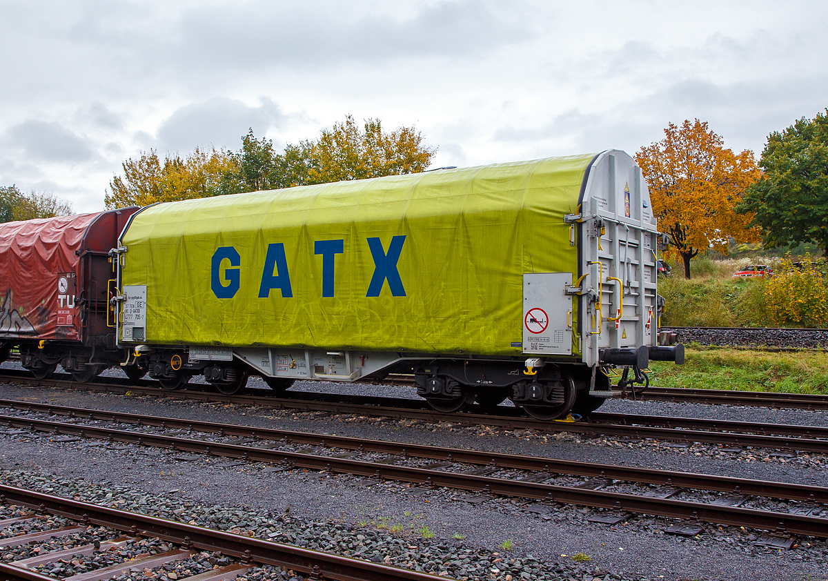 
Vierachsiger Drehgestell-Flachwagen mit verschiebbarem Planenverdeck und Lademulden für Coiltransporte, 31 80 4777 705-7 D-GATED, der Gattung Shimmns, des Wagonvermieters GATX Rail (General American Transportation Corporation) abgestellt am 07.10.2020 in Herdorf auf dem KSW Rbf (Freien Grunder Eisenbahn).

Diese Wagen sind speziell für den Transport witterungsempfindlicher Blechrollen (Coils) bestimmt. Er besitzt feste Stirnwände, 5 fest im Untergestell eingebaute Lademulden. Die Wagenabdeckung erfolgt mit einer PVC-beschichteten Gewebeplane, die auf 11 Rohrrahmen aufliegt. Über Laufwagen ist das Planendach in Wagenlängsrichtung verschiebbar. Die Verriegelung des Planendaches an den Stirnwänden erfolgt über eine 4-Punkt-Zentralverriegelung, die sowohl vom Erdboden als auch von der Rampe aus bedient werden kann. Das Planenverdeck lässt sich an einem Wagenende so weit zusammenschieben, dass ca. 2/3 der Ladefläche zur Beladung freigegeben wird.Hierdurch ist eine einfache Beladung des Wagens sowohl von oben als auch von der Seite aus möglich. 

TECHNISCHE DATEN:
Spurweite: 1.435 mm
Achsanzahl: 4 (in 2 Drehgestelle)
Länge über Puffer: 12.040 mm
Länge der Ladefläche: 10.800 mm
Drehzapfenabstand: 7.000 mm
Achsabstand im Drehgestell: 1.800 mm
Laufraddurchmesser: 920 mm (neu)
Eigengewicht:  21.770 kg
Höchstgeschwindigkeit: 100  km/h (beladen) / 120 km/h (leer)
Maximales Ladegewicht: 68,2 t (Streckenklasse D4)
Kleinster bef. Gleisbogenradius: 35 m
Bauart der Bremse: KE-GP-A 
Bremssohle: K-Sohle, Cosid 810
Intern. Verwendungsfähigkeit: TEN GE
