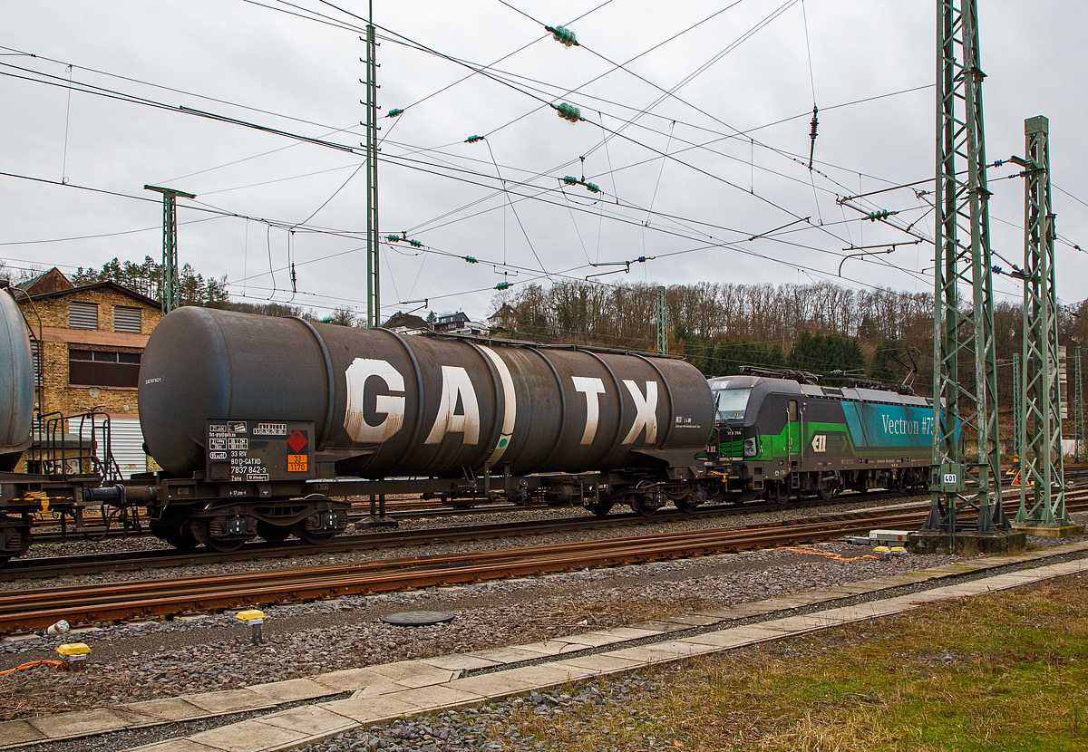 Vierachsiger Drehgestell-Kesselwagen 33 80 7837 842-3 D-GATXD, der Gattung Zans, der GATX Rail Germany GmbH, Zugverband am 22.02.2022 bei der Zugdurchfahrt in Betzdorf (Sieg),

Die Gefahrgutkennzeichnung 33/1170 zeigt an es handelt sich um Ethanol (Ethylalkohol). 

TECHNISCHE DATEN (gem. Anschriften) :
Spurweite: 1.435 mm
Achsanzahl: 4 (in 2 Drehgestelle)
Länge über Puffer: 17.000 mm
Drehzapfenabstand: 11.460 mm
Achsabstand im Drehgestell: 1.800 mm
Laufraddurchmesser:  920  mm (neu) 
Eigengewicht: 23.600 kg
Tankinhalt: 95.447 l 
Max. Ladegewicht: 66,4 t (Streckenklasse D) / DB auf CM 60,4 t
Höchstgeschwindigkeit: 100 km/h 
Kleinster befahrbarer Gleisbogen: R 35 m
Bremse: KE-GP (LL)
Intern. Verwendungsfähigkeit: RIV

Max. Betriebsdruck: 3,0 bar
Tankcode: L 4 BH
L= Tank für Stoffe in flüssigem Zustand (flüssige Stoffe oder feste Stoffe, die in geschmolzenem Zustand zur Beförderung aufgegeben werden)
4= zutreffender Mindestprüfdruck in bar
B = Tank mit Bodenöffnungen mit 3 Verschlüssen für das Befüllen oder Entleeren 
H = luftdicht verschlossener Tank