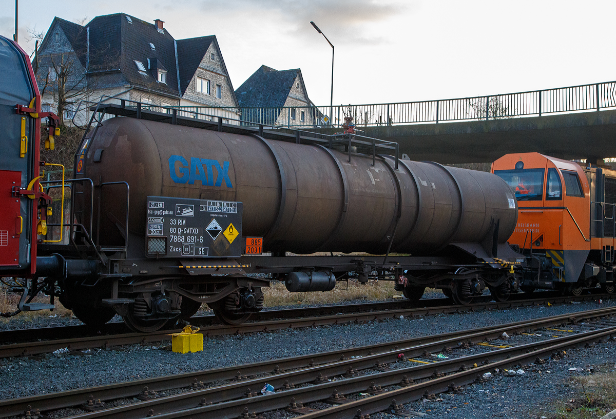 Vierachsiger-Drehgestell Kesselwagen fr Salpetersure (>98%), der Gattung Zacs, registriert als 33 80 7868 691-6 D-GATXD der GATX Rail Germany GmbH am 28.01.2022 in Herdorf, im Zugverband eines bergabezuges der KSW.

Die Gefahrguttafel (885/2031) zeigt es auch noch an: (oben) Gefahrgutnummer 885 = stark tzender Stoff / (unten) UN-Nummer 2031 = Salpetersure, andere als rotrauchend, mit mehr als 70 % Surebrandfrdernd. Hier sogar (laut Anschrift) grer 97 %. Die reine Sure ist farblos und hat einen scharf stechenden Geruch. Sie wird unteranderem zur Herstellung von Sprengstoffen verwendet, was hier der Fall ist.

Der Wagen ist wohl ein ehemaliger DR Wagen, ich konnte ein Fabrikschild der Deutsche Reichsbahn von 1979 erkennen.

TECHNISCHE DATEN:
Gattung: Zacs
Spurweite: 1.435 mm
Lnge ber Puffer : 14.240 mm
Drehzapfenabstand: 9.200 mm
Achsabstand im Drehgestell: 1.800 mm
Hchstgeschwindigkeit: 100 km/h (120 km/h leer)
Eigengewicht: 20.900 kg
Nutzlast: 59,1t ab Streckenklasse C
Gesamtvolumen: 44.900 Liter
Prfdruck: 4 bar
Zulssiger Betriebsberdruck: 3 bar
Tankcode: L10DH
Behlterwerkstoff : Edelstahl
Bremse: KG-GP
Intern. Verwendungsfhigkeit: RIV