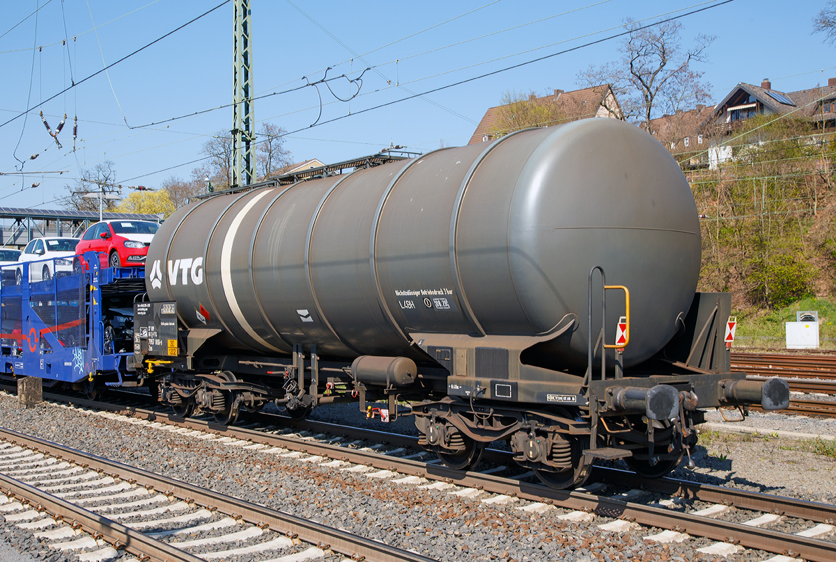 Vierachsiger-Drehgestell Kesselwagen, RIV 37 80 7957 009-9 D-VTG, der Gattung Zas, der VTG AG (Hamburg), im Zugverband am 09.04.2017 bei einer Zugdurchfahrt im Bahnhof Marburg (Lahn). 
Laut Gefahrguttafel (30/1202) beladen mit Heizl (leicht) oder Dieselkraftstoff.

TECHNISCHE DATEN:
Gattung: Zas
Spurweite: 1.435 mm (Normalspur)
Lnge ber Puffer : 13.440 mm
Drehzapfenabstand: 8.400 mm
Achsabstand im Drehgestell: 1.800 mm
Hchstgeschwindigkeit: 100 km/h 
Kleinster befahrbarer Gleisbogen: R= 35 m
Eigengewicht: 23.250 kg
Max. Nutzlast: 56,7 t (ab Streckenklasse C)
Gesamtvolumen: 73.186 Liter
Prfdruck: 4 bar
Max. Betriebsdruck: 3 bar