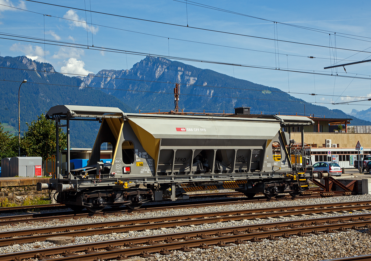 Vierachsiger Drehgestell Schotter-Kieswagen (Planum-Kiessandwagen), Xans 80 85 98 74 704-2 CH-SBBI, der SBB Infrastruktur abgestellt am 08.09.2021 beim Bahnhof Spiez (CH).

Der Wagen hat ein zweiteiliges Schiebedach. Die Entladung erfolgt über zwei Schwingförderrinnen (von KHD Humboldt Wedag) und ein ausschwenkbares Förderband wahlweise nach beiden Wagenseiten. Der Abwurfbereich liegt zwischen 2 m und 4,1 m zur Fahrzeuglängsachse. Die Entladezeit einschließlich Rüstzeit beträgt 8 Minuten. Die 40 m³ Ladegut können in dieser kurzen Zeit aus geringer Fallhöhe in die Baugruppe entleert werden und bei langsamer Geschwindigkeit durch schwenken des Förderbandes auch verteilt werden.

TECHNISCHE DATEN:
Spurweite: 1.435 mm (Normalspur)
Anzahl der Achsen: 4 (in 2 Drehgestellen)
Länge über Puffer: 15.000 mm
Drehzapfenabstand: 9.960 mm
Achsabstand im Drehgestell: 1.800 mm
Laufkreisdurchmesser: 920 mm (neu)
Eigengewicht: 26.700 kg
Max. Nutzlast: 63,3 t ab Streckenklasse D
Zul. Geschwindigkeit: 100 km/h (beladen) / 120 km/h (leer)
Bauart der Bremse: O-GP-A
Bremssohle: (K) C 810 
Handbremse: Ja