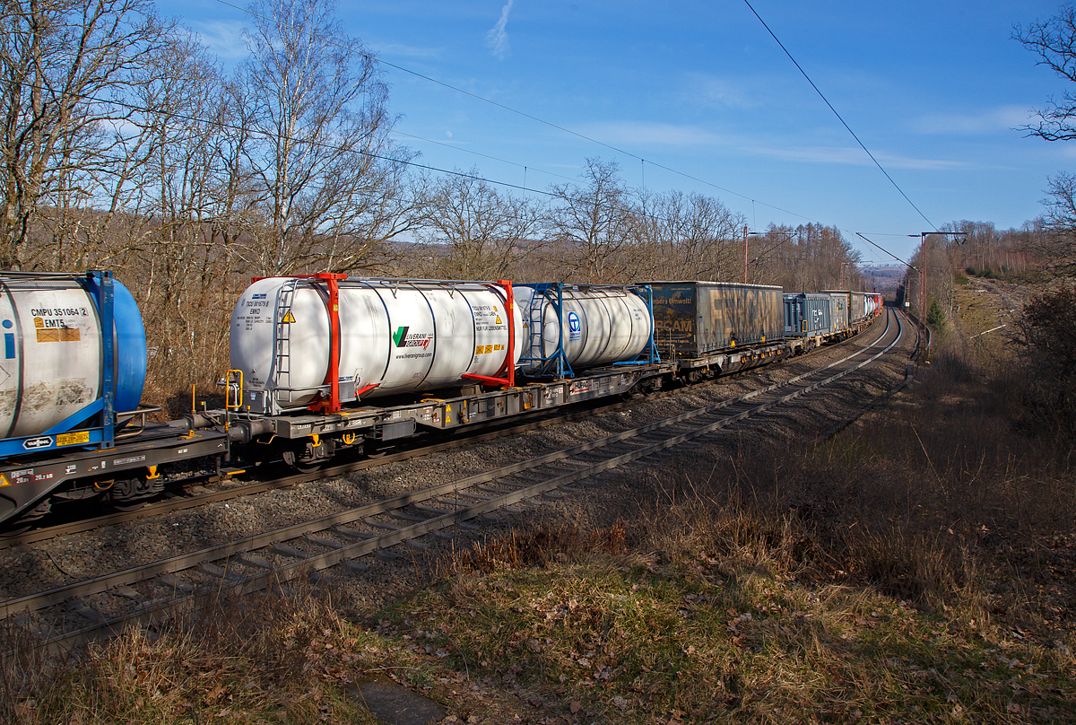 Vierachsiger Drehgestell-Taschenwagen für den Transport von Sattelaufliegern und Container 83 85 451 2 061-3 CH-HUPAC der Gattung Sdgmns der Hupac Intermodal SA, am 13.03.2022 im Zugverband bei einer Zugdurchfahrt bei Wilnsdorf-Rudersdorf. Hier beladen mit zwei 20 Fuß-Tankcontainern.

Dieser Wagen wurden bereits 1991 von Talbot in Aachen gebaut, sie entsprechen denen der Gattung Sdgmns 743 der DB Cargo AG.

TECHNISCHE DATEN:
Spurweite: 1.435 mm
Länge über Puffer: 18.340 mm
Drehzapfenabstand: 13.300 mm
Achsabstand im Drehgestellen: 1.800 mm
Ladelänge: 17.100 mm
Eigengewicht: ca. 21.000 kg 
Max. Zuladung bei Lastgrenze S: 69,0  t (ab Streckenklasse D)
Max. Geschwindigkeit: 100 km/h (beladen) / 120 km/h (leer)
Kleinster befahrbarer Gleisbogen: R 75 m
Feststellbremse: Ja 
Intern. Verwendungsfähigkeit: RIV
Vierachsiger Drehgestell-Taschenwagen für den Transport von Sattelaufliegern und Container 83 85 451 2 061-3 CH-HUPAC der Gattung Sdgmns der Hupac Intermodal SA, am 13.03.2022 im Zugverband bei einer Zugdurchfahrt bei Wilnsdorf-Rudersdorf. Hier beladen mit zwei 20 Fuß-Tankcontainern.

Dieser Wagen wurden bereits 1991 von Talbot in Aachen gebaut, sie entsprechen denen der Gattung Sdgmns 743 der DB Cargo AG.

TECHNISCHE DATEN:
Spurweite: 1.435 mm
Länge über Puffer: 18.340 mm
Drehzapfenabstand: 13.300 mm
Achsabstand im Drehgestellen: 1.800 mm
Ladelänge: 17.100 mm
Eigengewicht: ca. 21.000 kg 
Max. Zuladung bei Lastgrenze S: 69,0  t (ab Streckenklasse D)
Max. Geschwindigkeit: 100 km/h (beladen) / 120 km/h (leer)
Kleinster befahrbarer Gleisbogen: R 75 m
Feststellbremse: Ja 
Intern. Verwendungsfähigkeit: RIV
