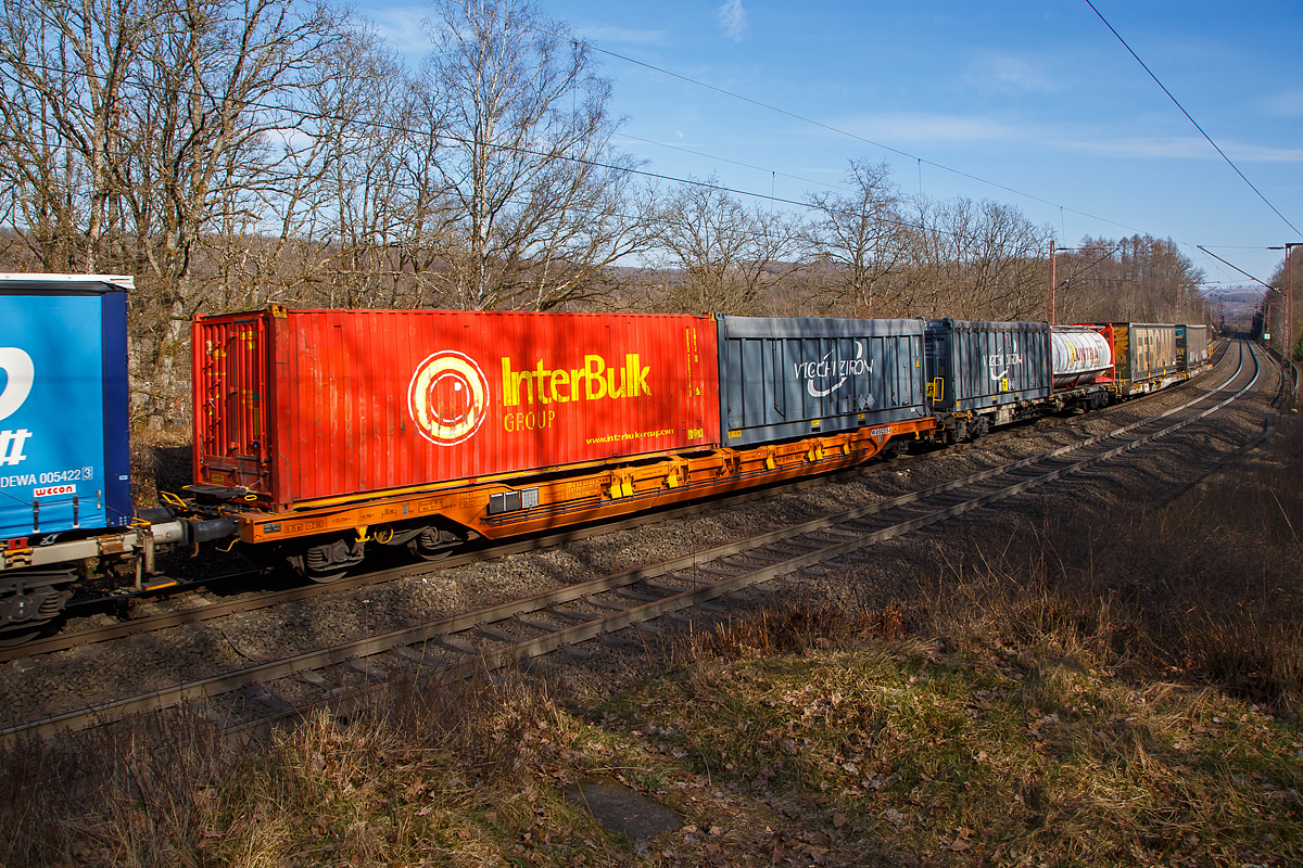 Vierachsiger Drehgestell-Taschenwagen T 4.2 (Intermodalwagen) der Gattung Sdgnss, 33 85 4526 576-5 CH-WASCO, der WASCOSA AG, für den Transport von Sattelaufliegern, Großcontainer und Wechselbehälter in verschiedenen Längen (20’ bis 45’) am 13.03.2022 im Zugverband bei einer Zugdurchfahrt bei Wilnsdorf-Rudersdorf. Hier beladen mit zwei 20 Fuß-Containern.

Gebaut wurde der Wagen 2009 von JMR - Josef Meyer Rheinfelden (CH).

TECHNISCHE DATEN:
Spurweite: 1.435 mm
Länge über Puffer: 20.000 mm
Drehzapfenabstand: 14.200 mm
Achsabstand im Drehgestellen: 1.800 mm
Drehgestelle: Y25 Lssi-K-9 / Y25 Lssif-K-9 (mit Handbremse)
Radsätze: DB 004 SA (Ø 920 mm)
Ladelänge: 18.400mm
Eigengewicht: 20.200 kg 
Max. Zuladung bei Lastgrenze S: 69,8 t (ab Streckenklasse D)
Max. Zuladung bei Lastgrenze SS: 59,8 t (ab Streckenklasse C)
Max. Gewicht eines Sattelanhängers: 40 t
Max. Geschwindigkeit: 100 km/h / bei Lastgrenze SS und leer 120 km/h
Kleinster befahrbarer Gleisbogen: R 75 m
Bremse:  KE-GP-A 9 (K) max. 72 t
Bremssohle: Jurid 835 M
Feststellbremse: Ja (an einem Drehgestell)
Intern. Verwendungsfähigkeit: RIV
