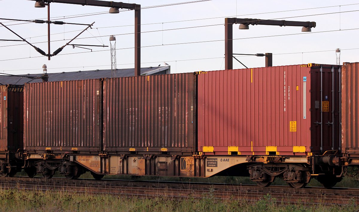 Vierachsiger Drehgestellflachwagen für den Transport von Containern der Gattung Sgnss114 registriert unter 3180 4575 056-5 D-AAEC. Padborg/DK 07.09.2019