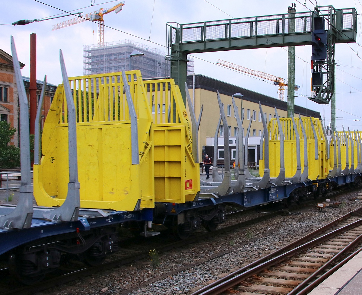 Vierachsiger Drehgestellflachwagen mit Sonderaufbau der Gattung Sggmrrs registriert unter 37 80 4657 036-2. Bremen 10.07.21