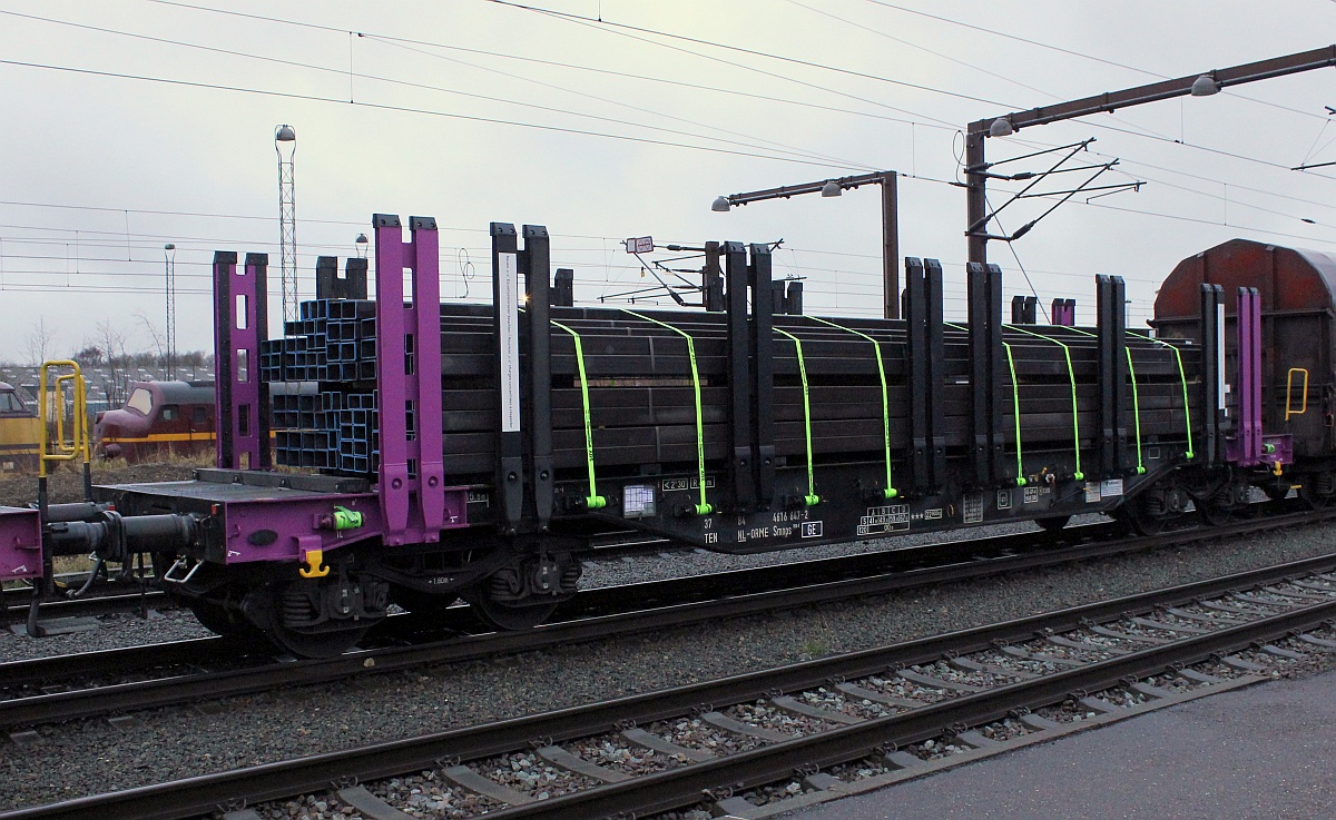 Vierachsiger Flachwagen mit Rungen der Gattung Smnps193-1 registriert unter 37 84 4616 647-2 NL-ORME, Pattburg/DK 11.12.2016