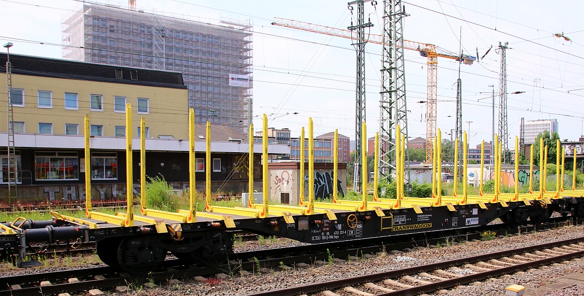 Vierachsiger Flachwagen in Sonderbauart der Gattung Snps registriert unter D-TWA 81 80 4723 271-0. Bremen 10.07.21