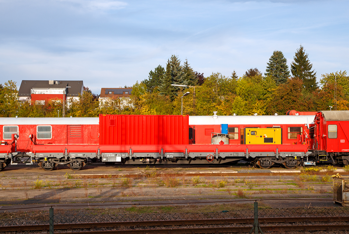 
Vierachsiger Materialwagen KRC 1200  D-DB 99 80 9370 070-1 (790 001) der DB Netz AG zum Eisenbahnkran KRC 1200 - 732 001 (D-DB 99 80 9 471 001-4), angestellt (stationiert) in Fulda, hier am 05.10.2015. 

Der Wagen wurde 1983 von Waggonbau Graaff GmbH als ex 31 80 393 9 720-3 Res 687 gebaut.

Technische Daten:
Spurweite: 1.435 mm 
Länge über Puffer: 19.900 mm 
Drehzapfenabstand: 16.700 mm
Äußerer Achsabstand: 18.500 mm 
Achsabstand im Drehgestell: 1.800 mm 
Eigengewicht: 26.900 kg 
Max. Zuladung: 52.5 t
