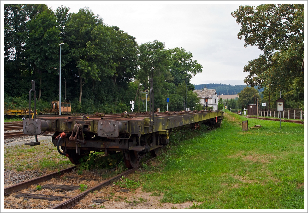 Vierachsiger Normalspur-Flachwagen zur Aufnahme von 750mm-Schmalspur Fahrzeugen bzw. Wagen, ausgestellt am 26.08.2013 an der berladerampe fr Schmalspurfahrzeuge (siehe http://hellertal.startbilder.de/name/einzelbild/number/314109/kategorie/Deutschland~Schmalspurbahnen~Fichtelbergbahn.html) beim Bahnhof Cranzahl.