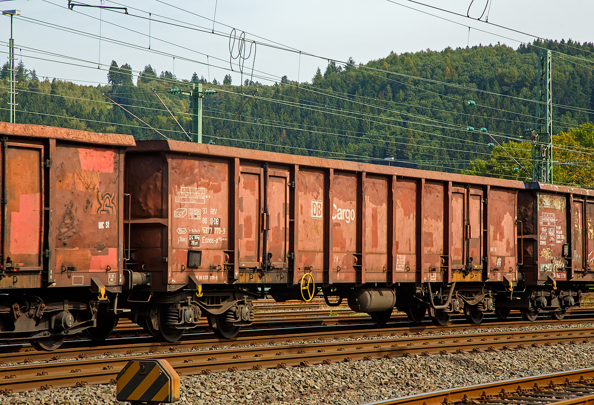 Vierachsiger offener Drehgestell-Gterwagen 31 80 5377 779-9, der Gattung Eanos-x 055, der DB Cargo AG am 03.09.2012 im Zugverband bei einer Zugdurchfahrt in Betzdorf (Sieg).

Im Jahre 1997 mietet DB Cargo fr sechs Jahre 300 Eanos-x 055 bei der Ahaus-Alsttter Eisenbahn (AAE). Diese Wagen werden von der AAE bei Vagnka Poprad/SK beschafft und - da der Vertrag vor Baubeginn geschlossen wurde - im DB Cargo-Design abgeliefert. In den Abmessungen und technischen Daten entsprechen die Wagen hauptschlich den Eanos-x 052. Sie haben jedoch ein geringfgig hheres Eigengewicht und somit um 0,5 Tonnen geringere Lastgrenzen. 

Die Wagen besitzen je Seite nur eine Doppelflgeltr, die eigentlich lediglich der Begehung dient, da die Wagen fast ausschlielich durch Kippen oder mittels Krane (Magnet oder Greifer) entladen werden. Er dient vorzugsweise dem Transport von witterungsunempfindlichen Schtt- und Stckgtern (wie Kohle, Briketts, Schrott, Erze, Steine und Erden). Das Untergestell ist eine Schweikonstruktion aus Walzprofilen in den Materialgten St 37 und St 52 und ist Rahmenbauweise ausgefhrt.

Der Fuboden besteht aus 6 mm dicken Blechen. An den Auenseiten des Wagenkastens sind 32 Bindesen, am Obergurt 20 offene Haken und im Wageninnern in einer Hhe von 200 mm ber FO 16 Zurrsen angeordnet. Der Gterwagen ist fr die Entladung ber eine Seitenkippanlage geeignet.

TECHNISCHE DATEN:
Spurweite: 1.435 mm (Normalspur)
Achsanzahl: 4 in zwei Drehgestellen
Lnge ber Puffer: 15.740 mm
Drehzapfenabstand: 10.700 mm
Achsabstand im Drehgestell: 1.800 mm
Drehgestell-Bauart: Y 25 Lss
Ladelnge: 14.500 mm
Ladebreite:  2.720 mm
Ladehhe: 2.100 mm
Ladeflche: 39,4 m
Laderaum:  82,5 m
Trffnung: 2 Stck 1.800  1.800 mm
Hchstgeschwindigkeit: 100 km/h (beladen) / 120 km/h (leer)
Maximales Ladegewicht: 65 t (ab Streckenklasse D)
Eigengewicht: 24.100 kg
Kleinster bef. Gleisbogenradius: R 35 m
Bremse: Ch-SP-A (Charmilles-Bremse)
Handbremse: Ja
Intern. Verwendungsfhigkeit: RIV