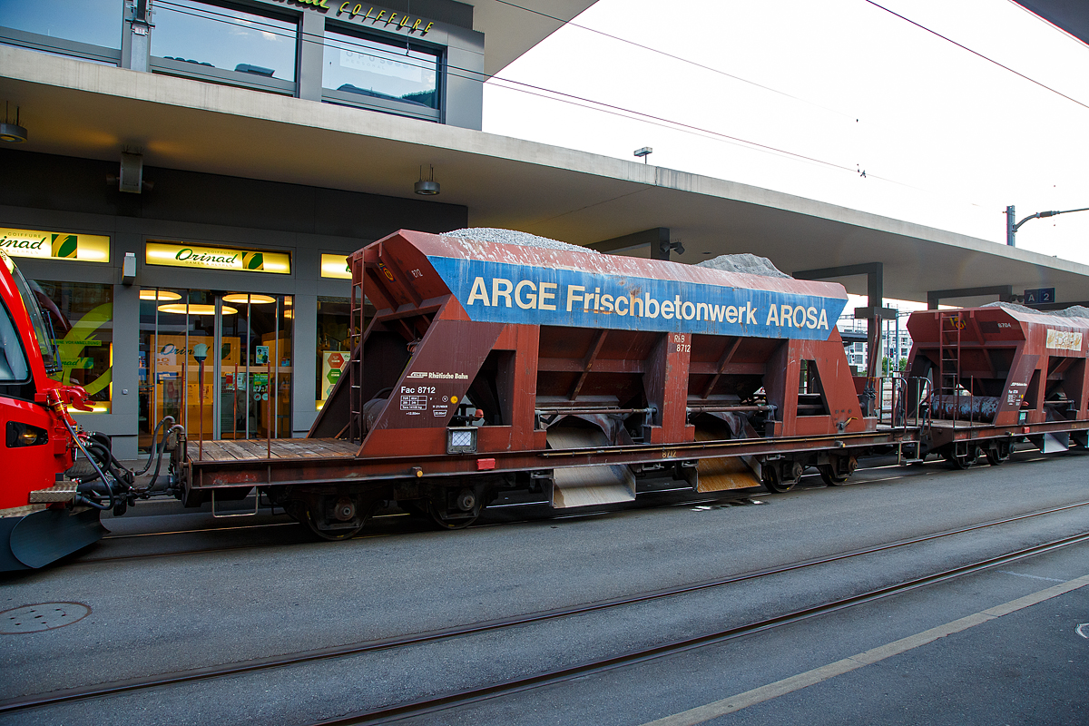 Vierachsiger Schmalspur Drehgestell-Schotterwagen (Schwerkraftentladewagen) Fac  8712 (der Serie 8701 – 8712), eingereiht in einen RhB PmG (Personenzug mit Gterbefrderung) nach Arosa, gefhrt von dem ALLEGRA-Zweispannungstriebzug RhB ABe 8/12 -3507 „Benedetg Fontana“ am 07.09.2021 am Bahnhofvorplatz in Chur.

Diese Wagen wurden 1968 und 1971 von der Firma Josef Meyer in Rheinfelden gebaut. Mit den Schwerkraftentladewagen transportiert die RhB problemlos Ihre Schttgter wie Kies, Sand etc. auf der Schiene durch Graubnden. Ein rascher Verlad und Entlad spart Zeit und Geld und mit 33 – 34 Tonnen Ladung ist es eine gewichtige Alternative zum Straentransport. Die Wagen haben je zwei Entladungsffnungen lngsseits, die Auslaufmenge ist dosierbar.

TECHNISCHE DATEN:
Spurweite: 1.000 mm
Lnge ber Puffer: 12.500 mm
Breite ber Alles: 2.550 mm
Hhe ber SOK: 3.360 mm
Drehzapfenabstand: 7.000 mm 
Achsabstand im Drehgestell: 1.400 mm
Laufraddurchmesser: 750 mm (neu)
Breite der Entladeffnungen: 2 x 1.232 mm
Eigengewicht: 14.100 kg
Ladegewicht: max. 34 t
Ladevolumen: 22 m
Breite der Entladeffnungen: 2 x  1.232 mm
