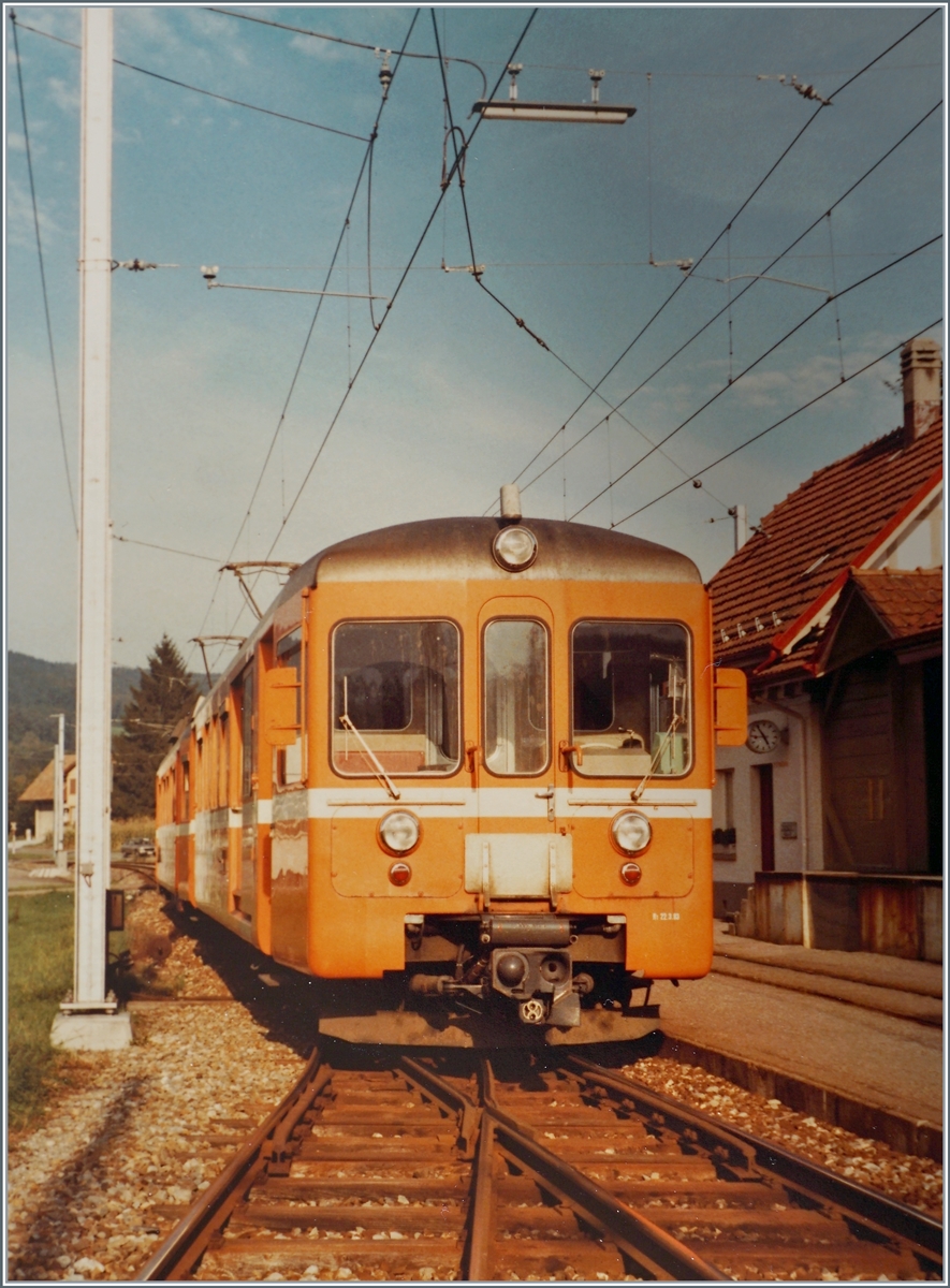  Viertelstundentaktzüge  lese ich in meinen Notizen zu diesen WSB Pendelzügen beim Halt in Gontenschwil. Die Gleisanlage hat sich etwas verändert, das Bahnhofsgebäude - wenn auch heute (2022) unbedient - ist noch dasselbe wie 1984. 

28. Sept. 1984