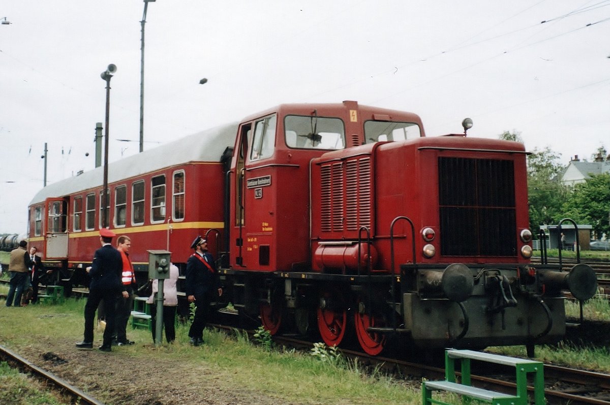 VL-12 der Gelnhausen Bahn steht mit ein Pendelzugin Darmstadt-Kranichstein am 29 Mai 2006.