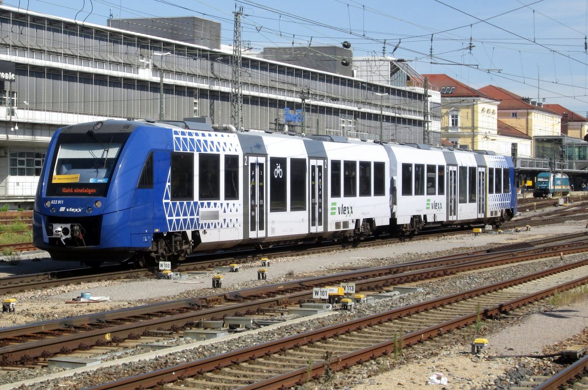 Vlexx 622 911 steht am 17 September 2016 in Regensburg Hbf.