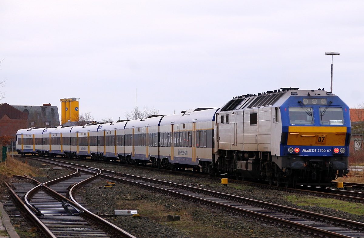 VL/NOB 251 007-1/MaK DE2700-07 schiebt hier eine NOB Richtung Husum Bhf. Husum-Nord 08.02.2014