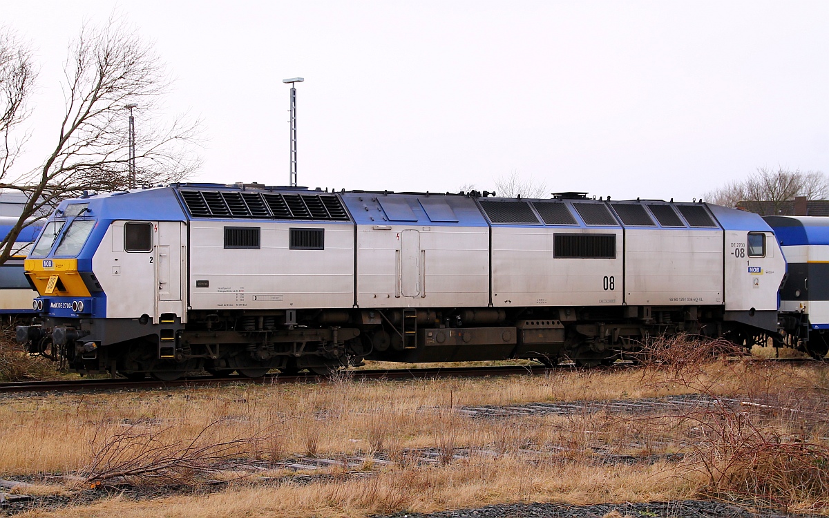 VL/NOB 251 008-9/MaK DE2700-08(HU/VL/03.05.13) abgestellt mit einer NOB Garnitur in der Abstellgruppe Husum-Nord.