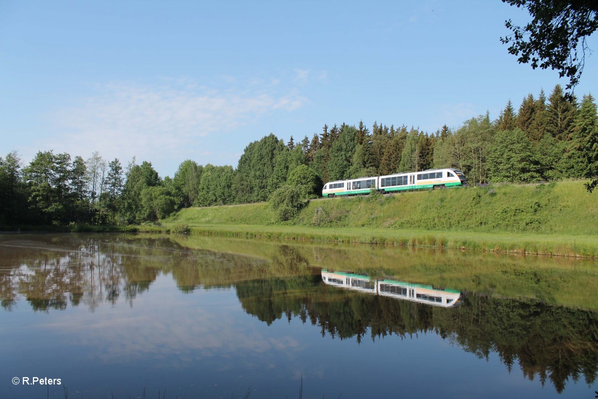 Vogtlandbahn Ersatzverkehr für die Oberpfalzbahn mit Wasserspiegelung. OPB 74250 Regensburg - Marktredwitz bei Oberteich. 06.06.15