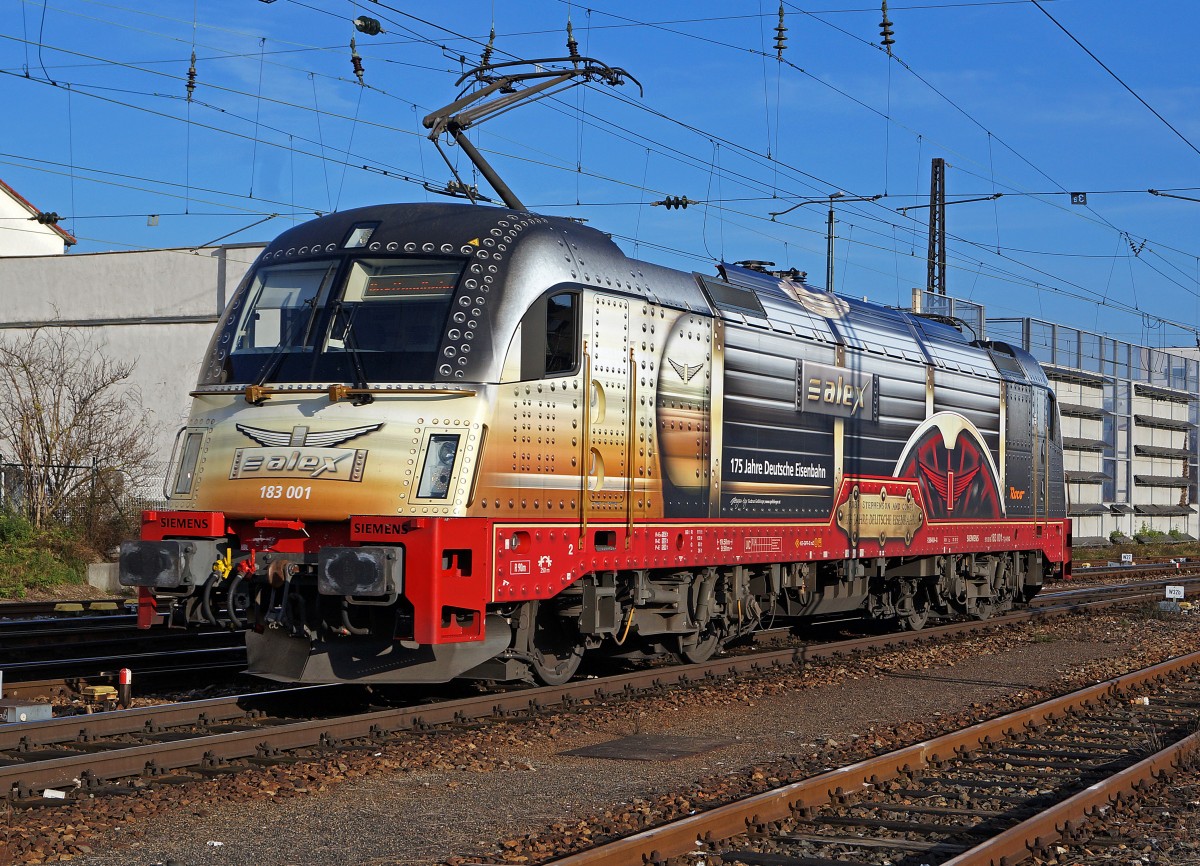 Vogtlandbahn-GmbH: ALEX Eurosprinter 183 001 mit sehr gut gelungener Vollwerbung  175 Jahre Deutsche Eisenbahn  beim Lokwechsel in Regensburg am 21. November 2014.
Foto: Walter Ruetsch