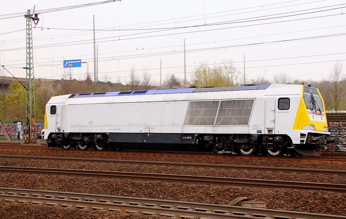 Voith Maxima 30CC/ 263 005-1(L06-30005, Bj 2010, 2750 kW, 120 km/h bis 126 t)zuletzt bei Infra Leuna eingesetzt dieselt hier mit hohem Tempo durch Hamburg-Harburg. 31.03.2014