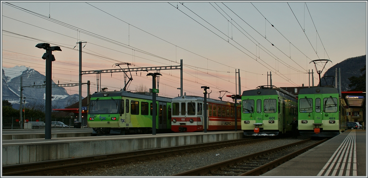 Voller Bahnhof in Aigle: AOMC Regionalzüge nach Champéry und Monthey, sowie ASD Regional- und Eilzug nach Les Diablerets.
25. Jan. 2014