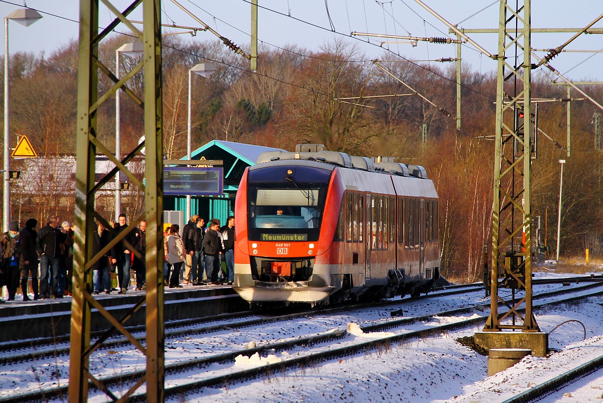 Voller Erwartung auf den SH-Express nach Hamburg warteten die Fahrgäste im Bhf Schleswig....und dann kommt der Lint 648 001/501 als RE nach Neumünster......wohlgemerkt ein Lint 41 als Ersatz für eine BR 112 und 7 ex Interregiowagen...naja besser als garnichts dachten sich dann auch die schmunzelnden Fahrgäste....Schleswig 07.12.2013