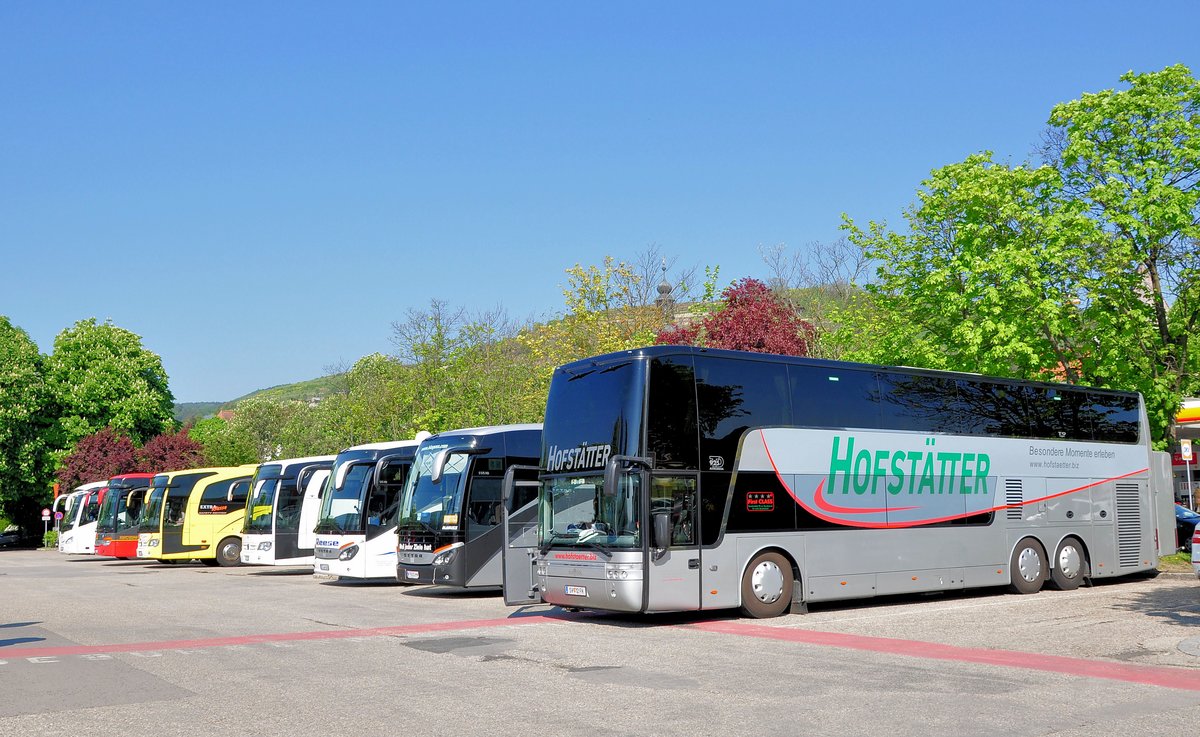 Voller Platz in Krems,vorne der Van Hool TD925 Astromega von Hofsttter Reisen aus sterreich.