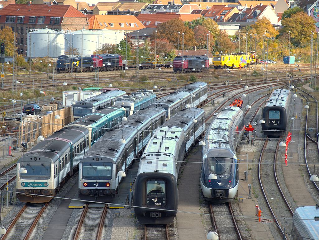 Volles Haus in Aarhus, neben zahlreichen Triebwagen der Reihen MR,MF,MH und Lint sind auch die beiden MY's 1135 und 1159 die MZ 1456 der Eurailscout UFM 120 sowie einem Trolje(vergleichbar mit SKL) in Aarhus abgestellt. Ebenfalls im Anmarsch ein Trupp Lokführer die auf dem neuen Lint 41 II und dem IC4 eingewiesen werden sollen. Aarhus 14.10.2009