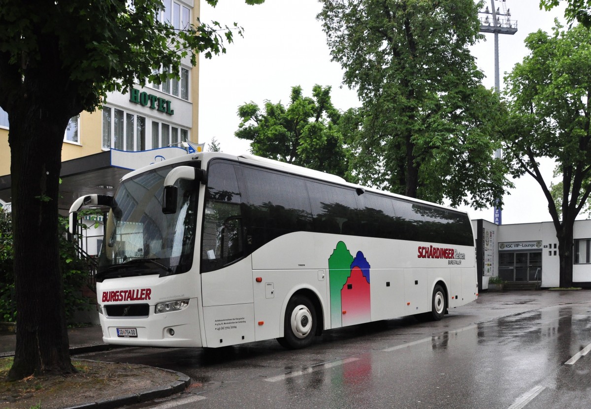 Volvo 9700 vom Autobusunternehmen Karl Burgstaller aus sterreich im Mai 2015 in Krems gesehen.